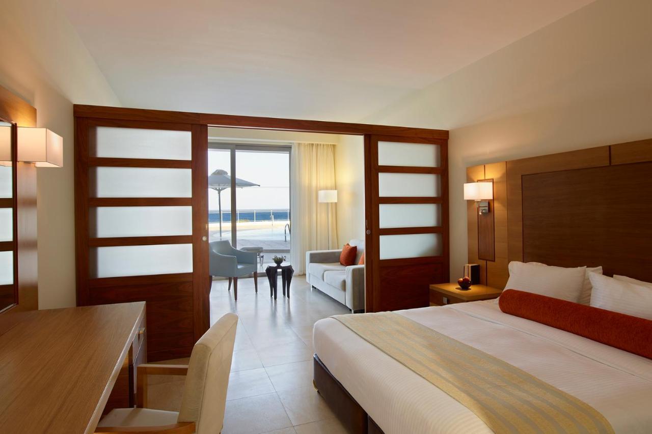 Deluxe Junior Suite Sea View & Sharing Pool age range 12-99