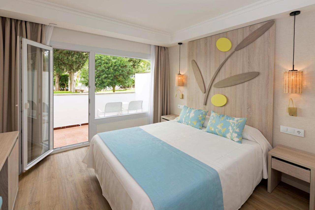 Zweibettzimmer mit Poolblick