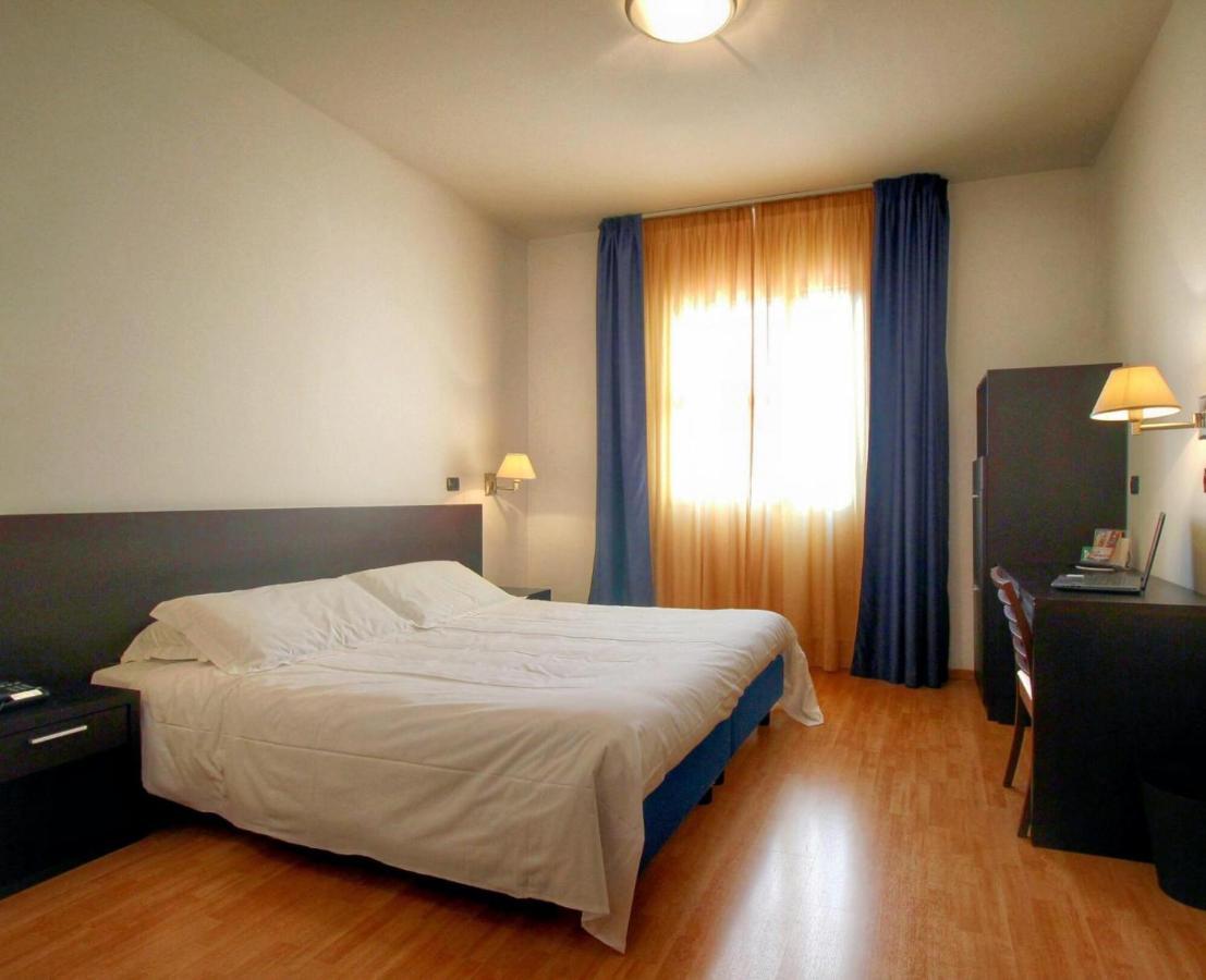 Standard Double or Twin Room,1209403753:JPEG