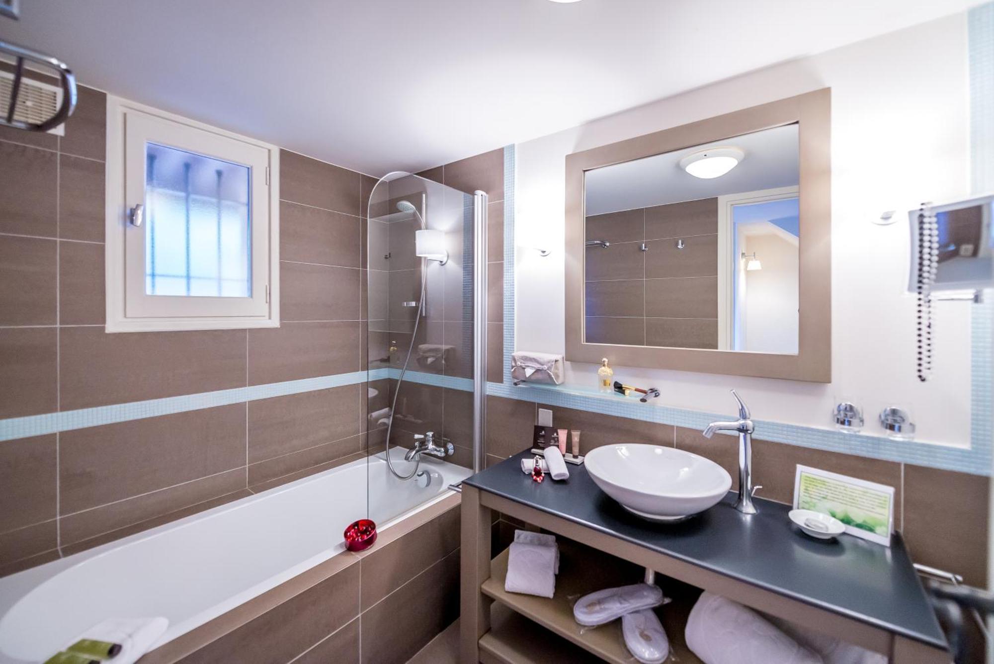 Duplex Family Room Spa Access
