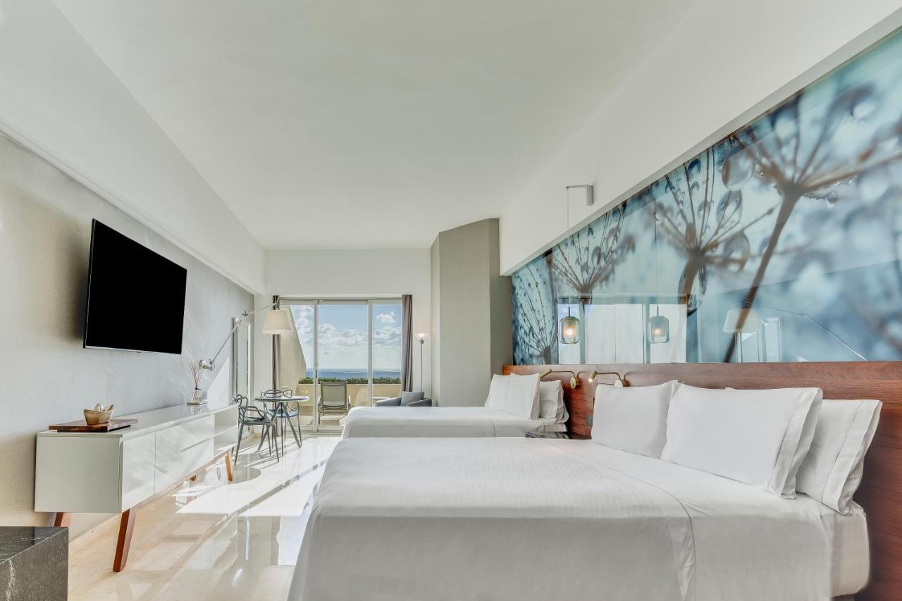 Quarto Premium com 2 Camas de Casal e Terraço - Frente ao Mar