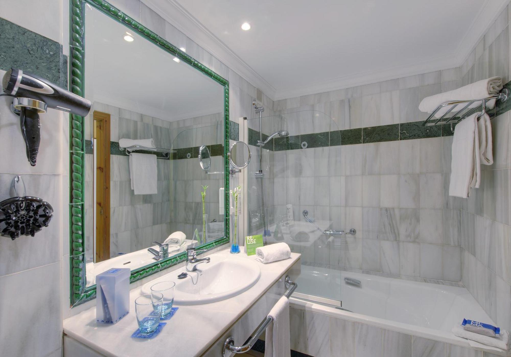 Family Room,1683804111:JPEG