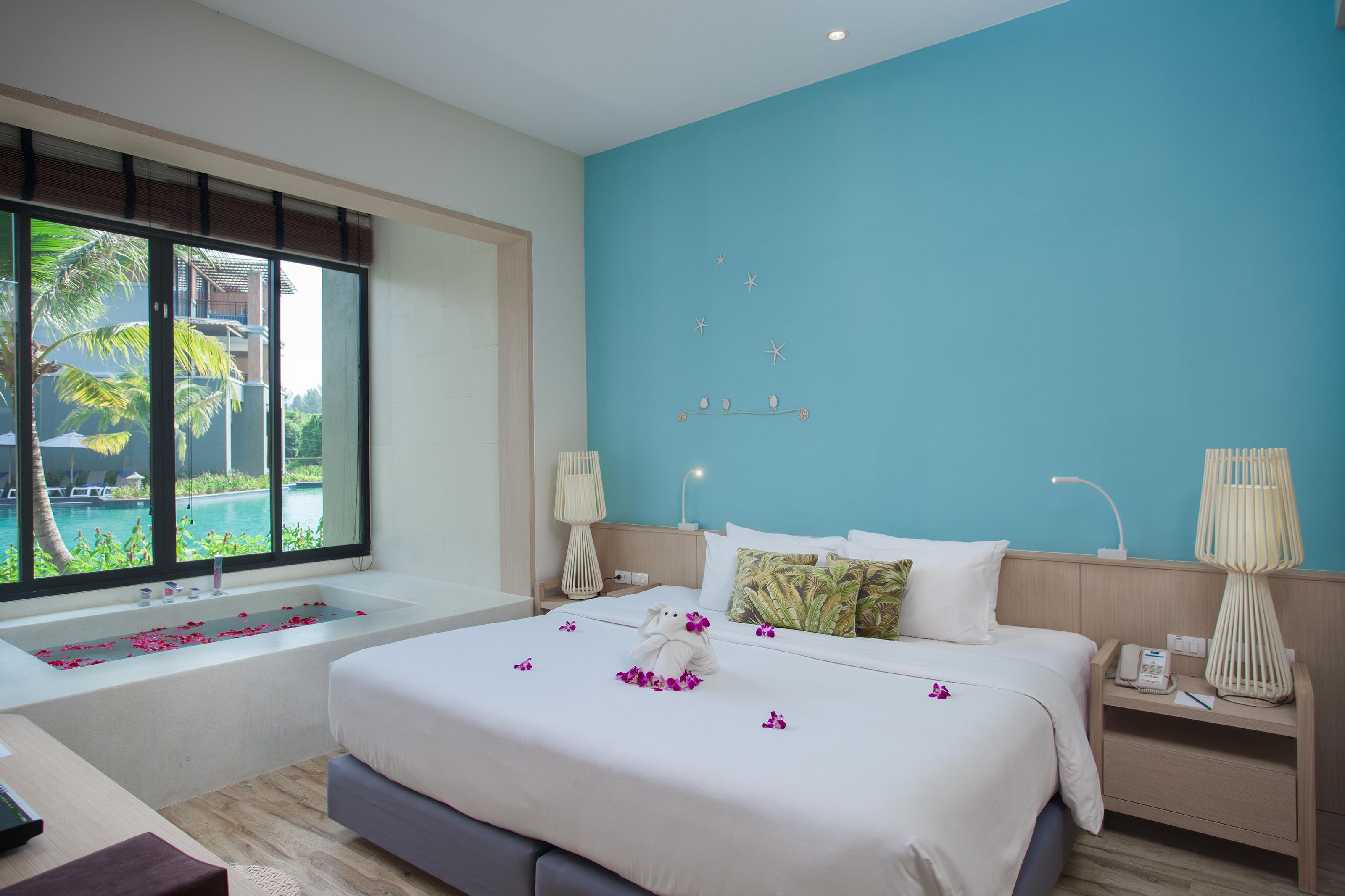 Deluxe Suite with Pool Access with Jacuzzi