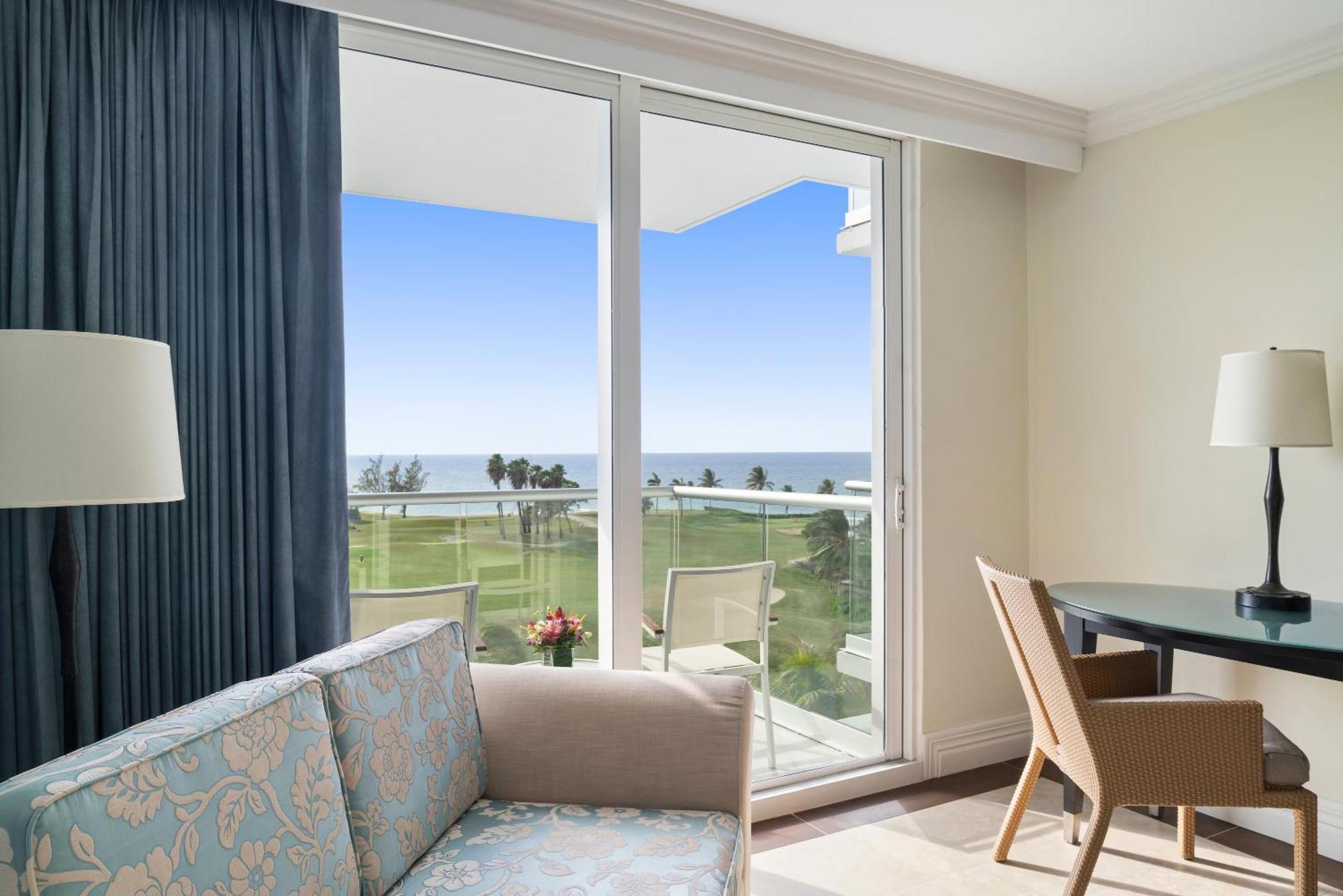 Unterkunft mit 1 Kingsize-Bett und seitlichem Meerblick