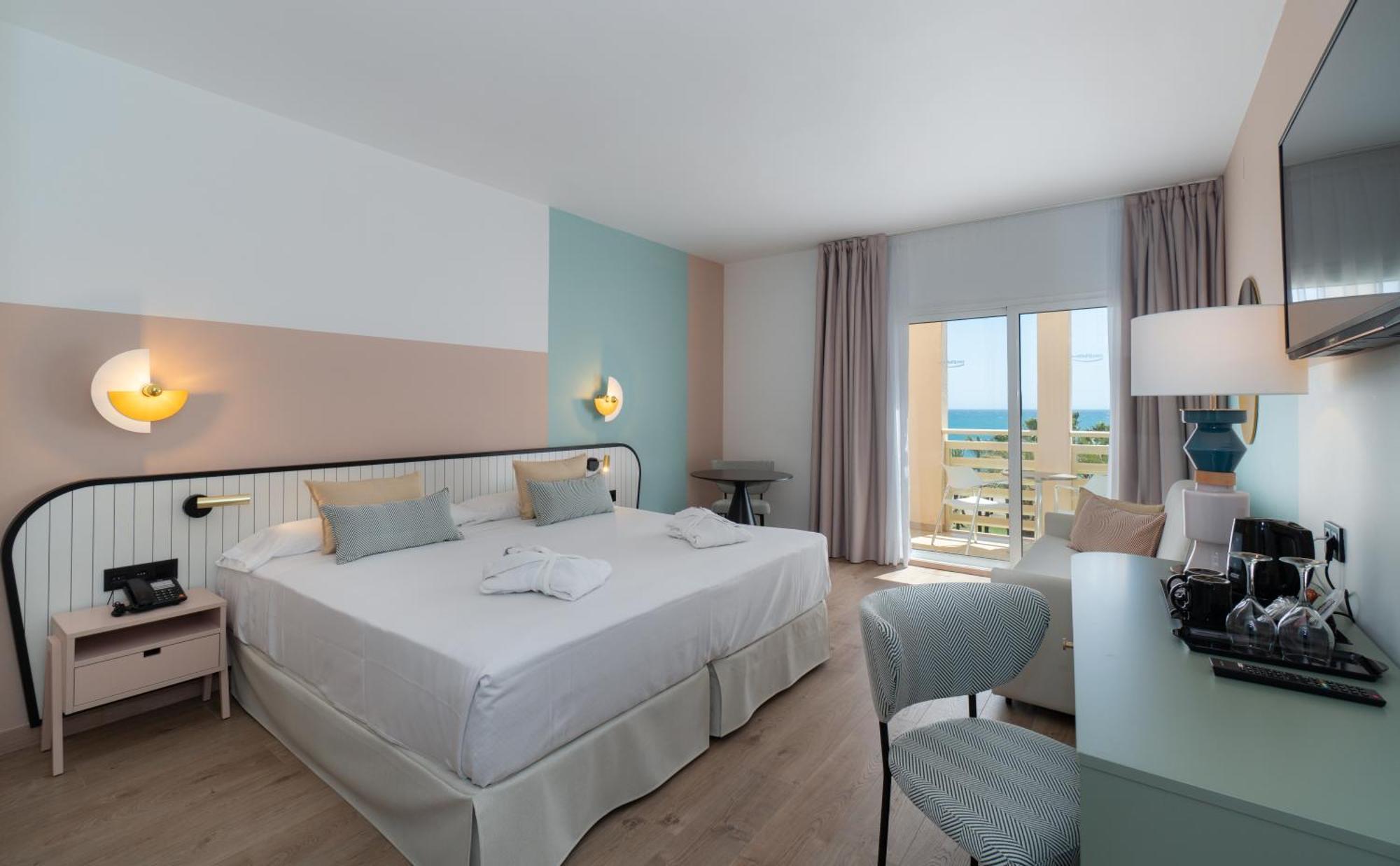 Quarto Clube Superior com Vista Frontal Mar (2 Adultos)