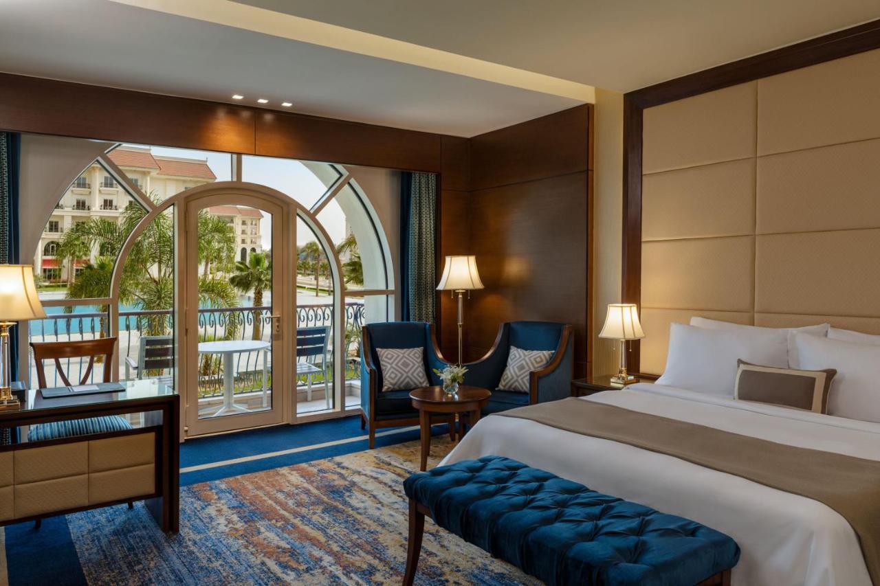 Deluxe Zimmer mit Kingsize-Bett und Poolblick