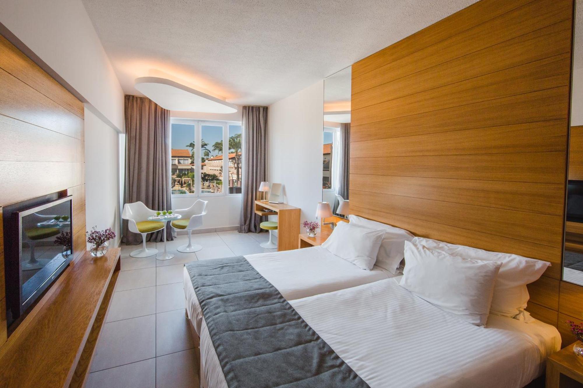 Habitación Doble Superior con vistas a la piscina y sin balcón - 1 o 2 camas