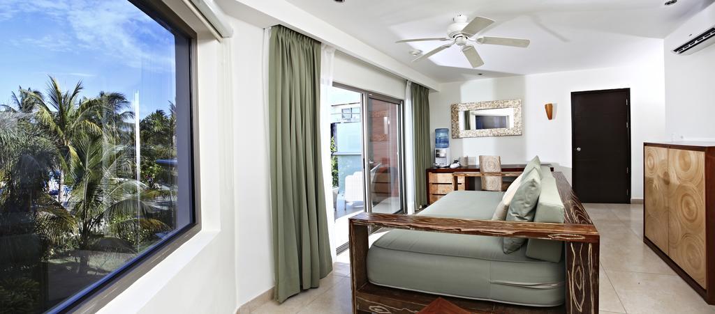 Suite met 1 slaapkamer en uitzicht op het zwembad