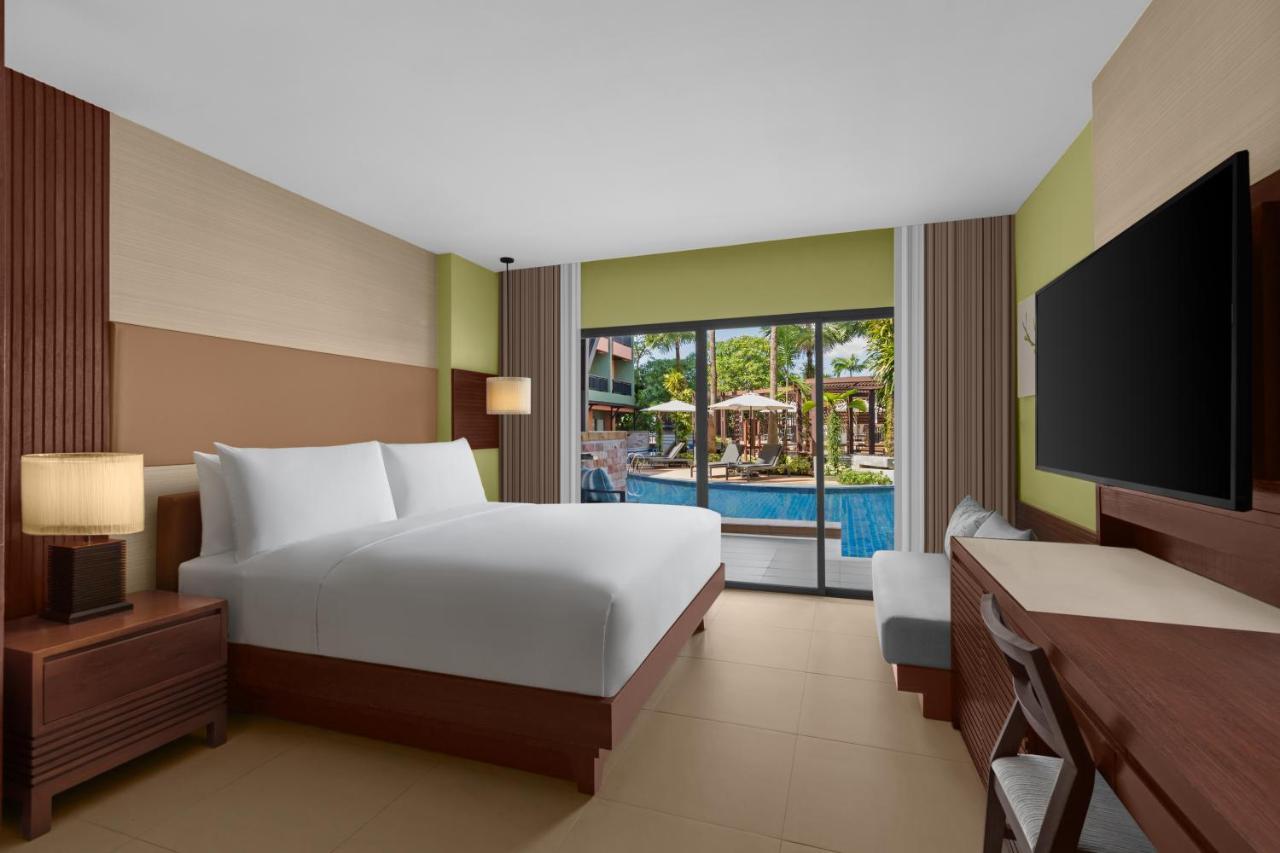 Premier Guest Room 1 King Pool Access
