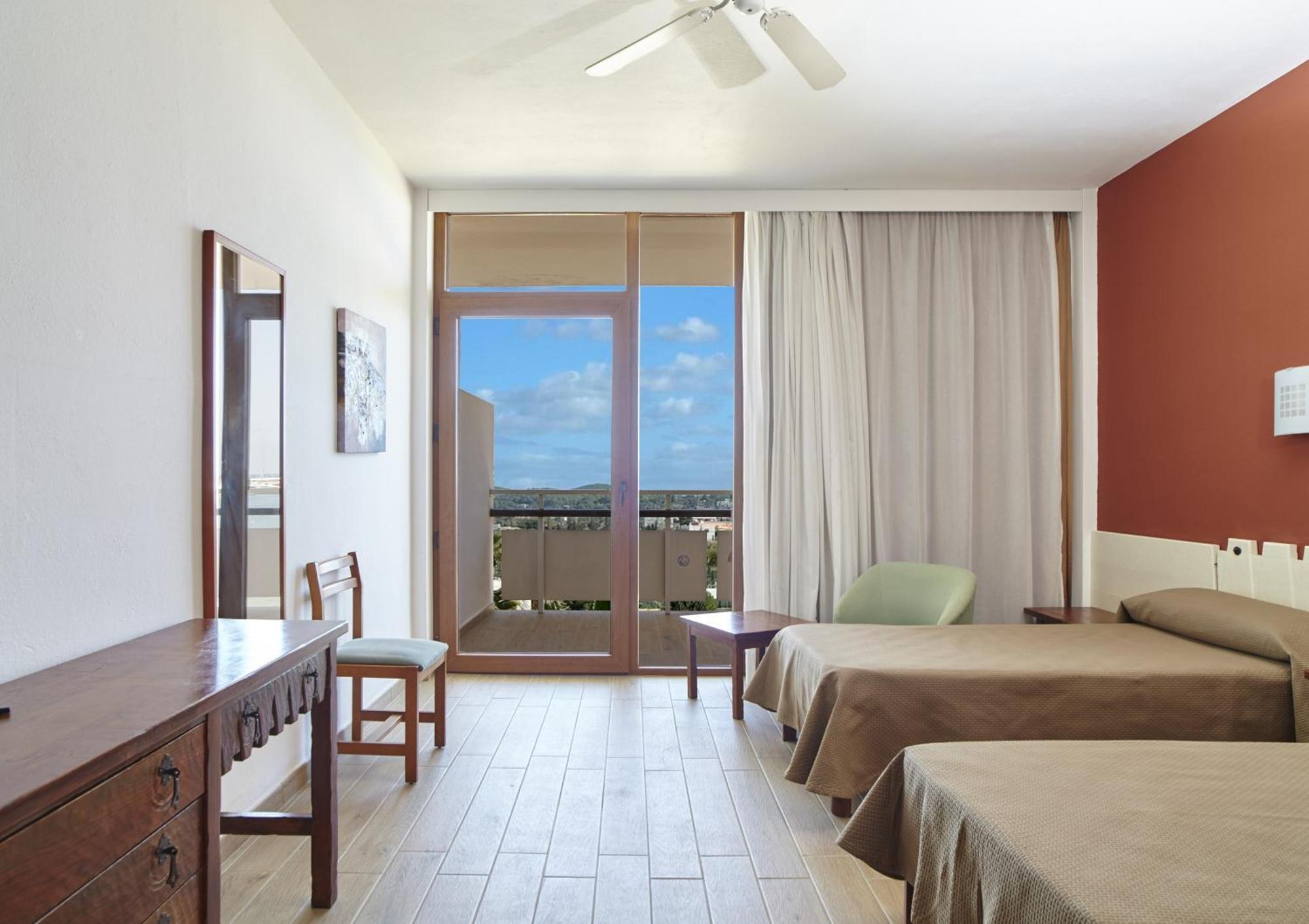Quarto com Cama de Casal ou 2 de Solteiro