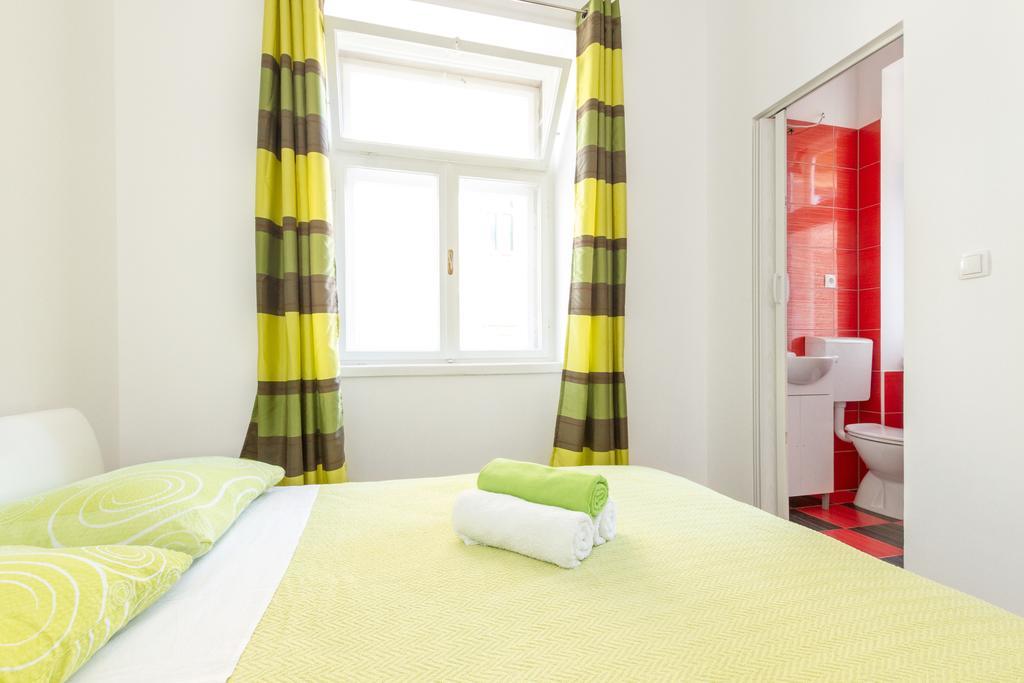 Studio met Kingsize Bed en Slaapbank