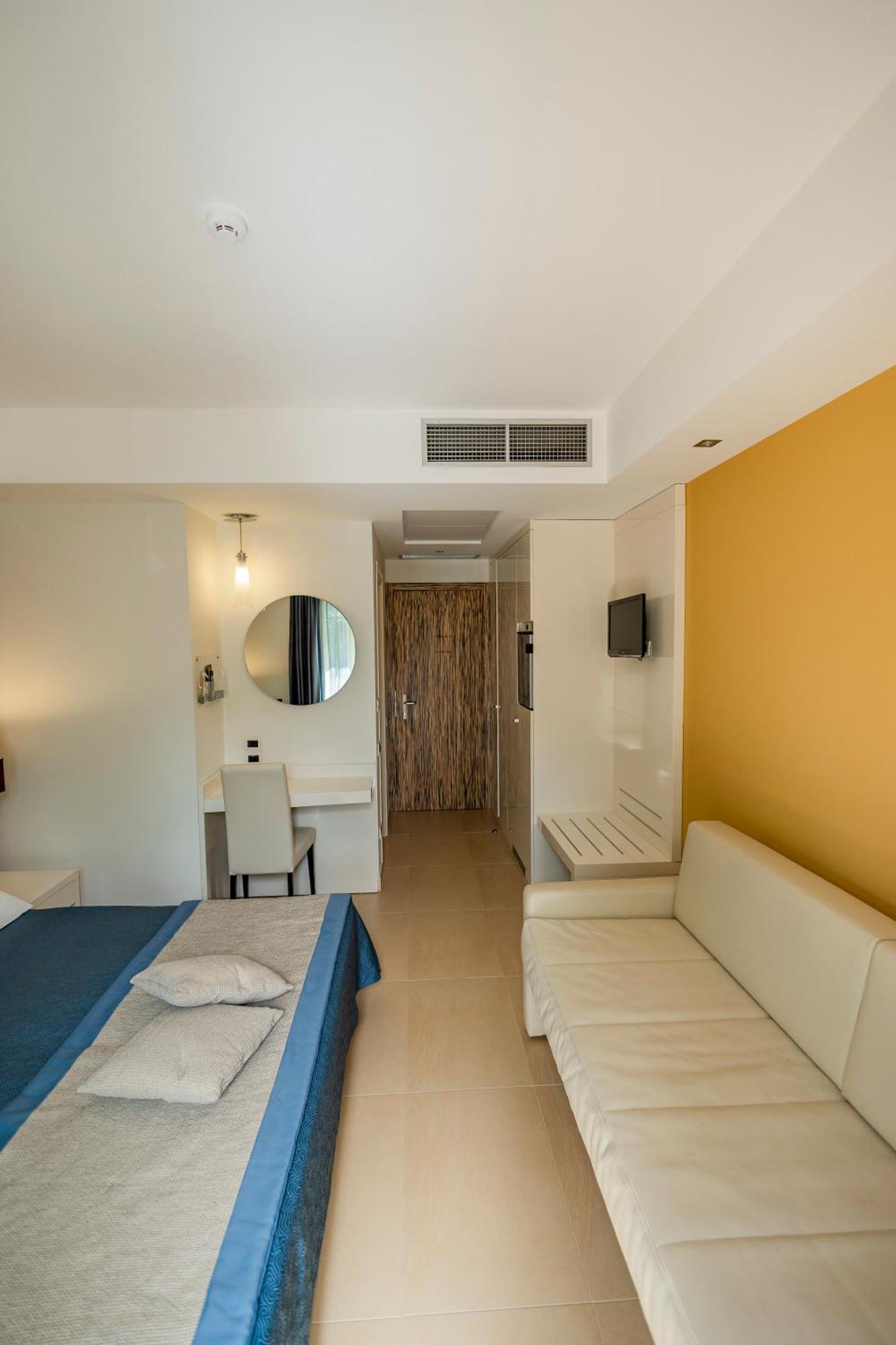 Classic Triple Room Balcony,1538401360:JPEG