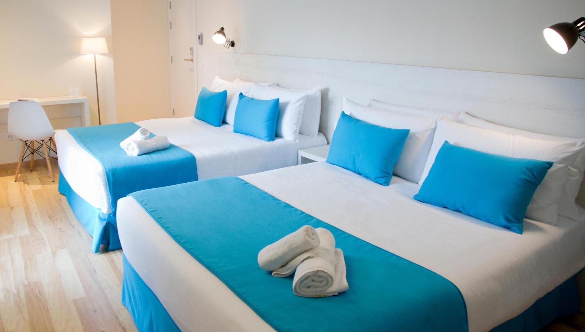 Quarto Triplo com Vista Piscina