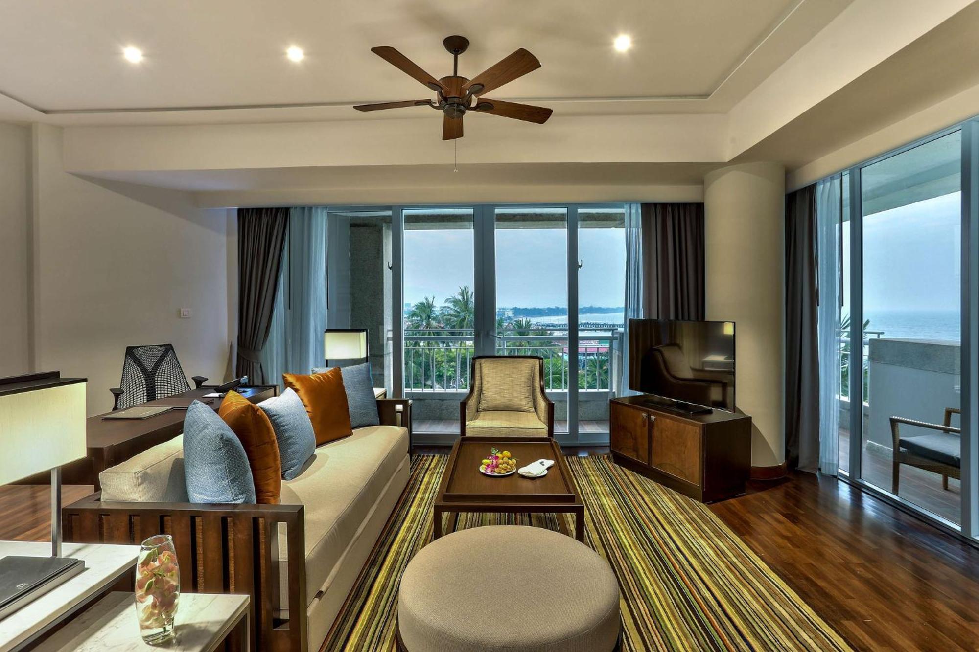 Executive Twin Suite with Ocean View and Club Lounge Access