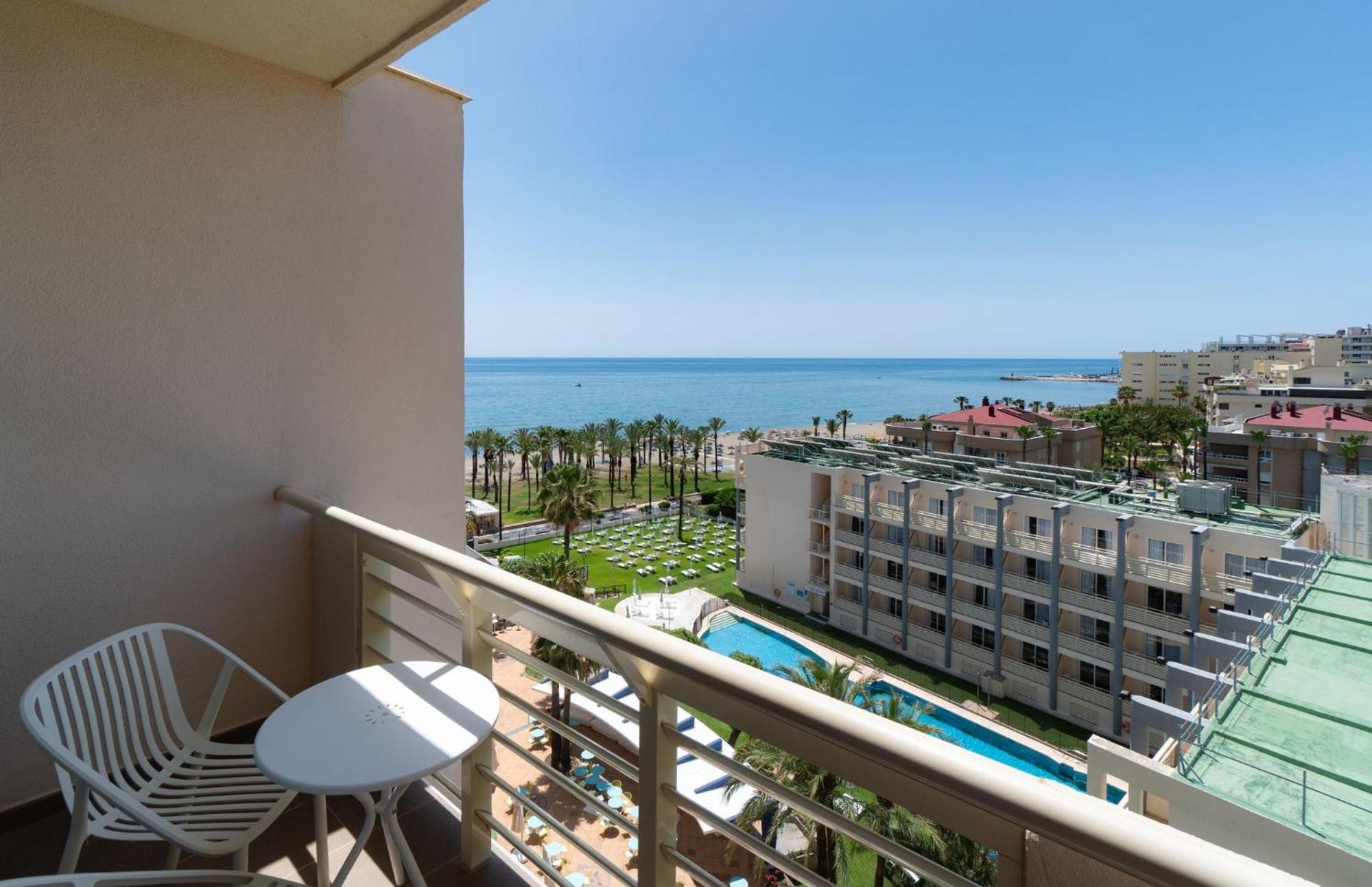 Quarto Clube Superior com Vista Piscina (2 Adultos + 1 Criança)