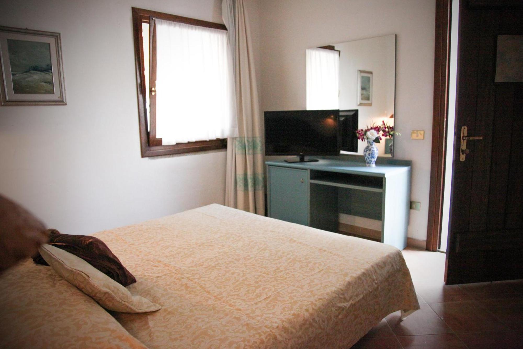 Small Double Room French Bed