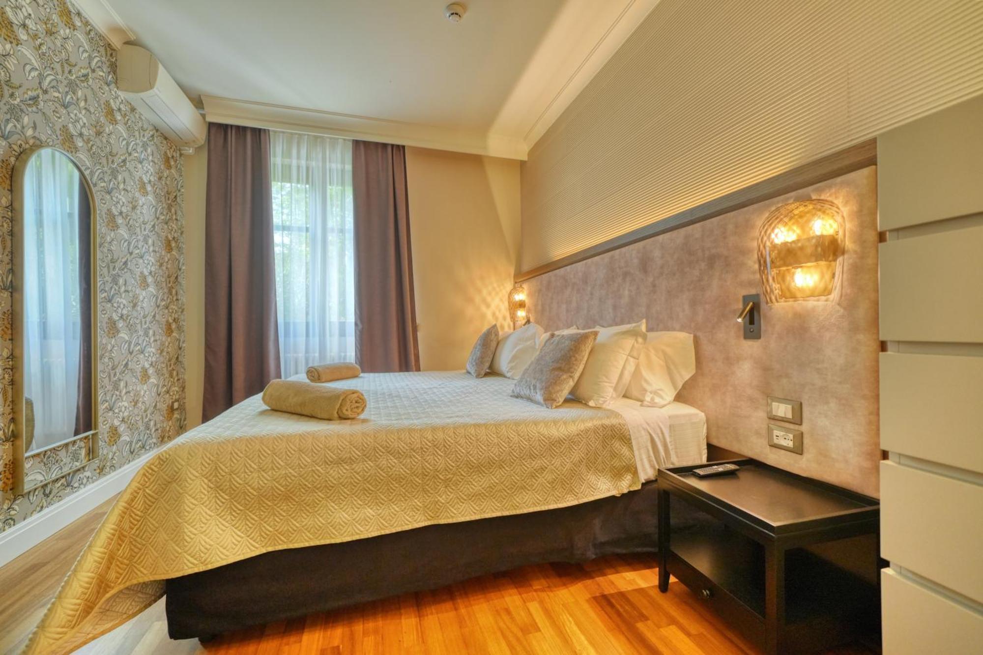 Ruime suite met 2 slaapkamers, balkon en uitzicht op het meer