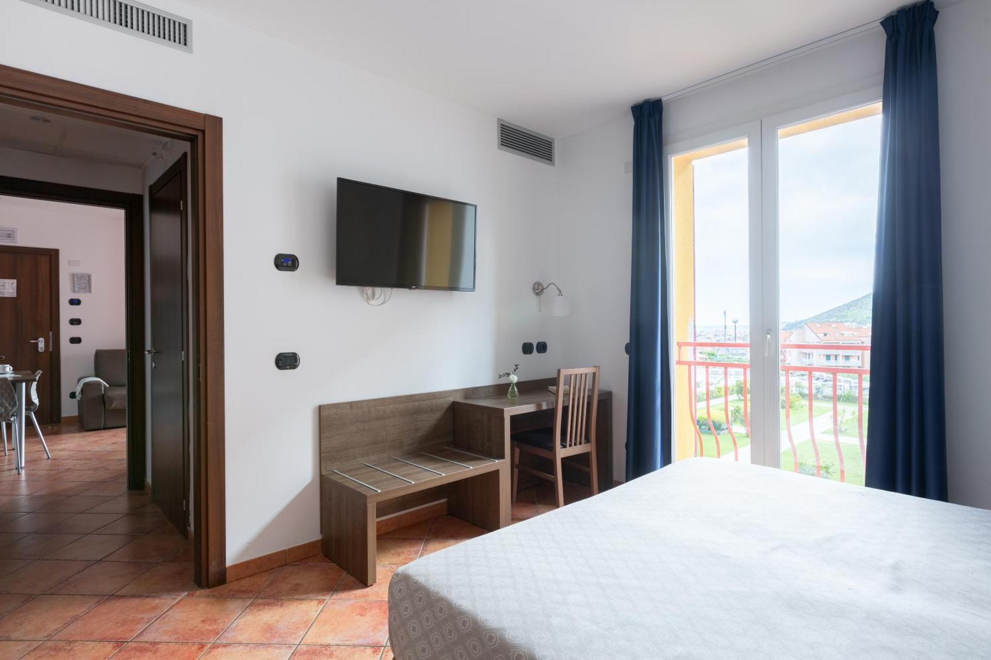 One-Bedroom Apartment Balcony,1592071116:JPEG