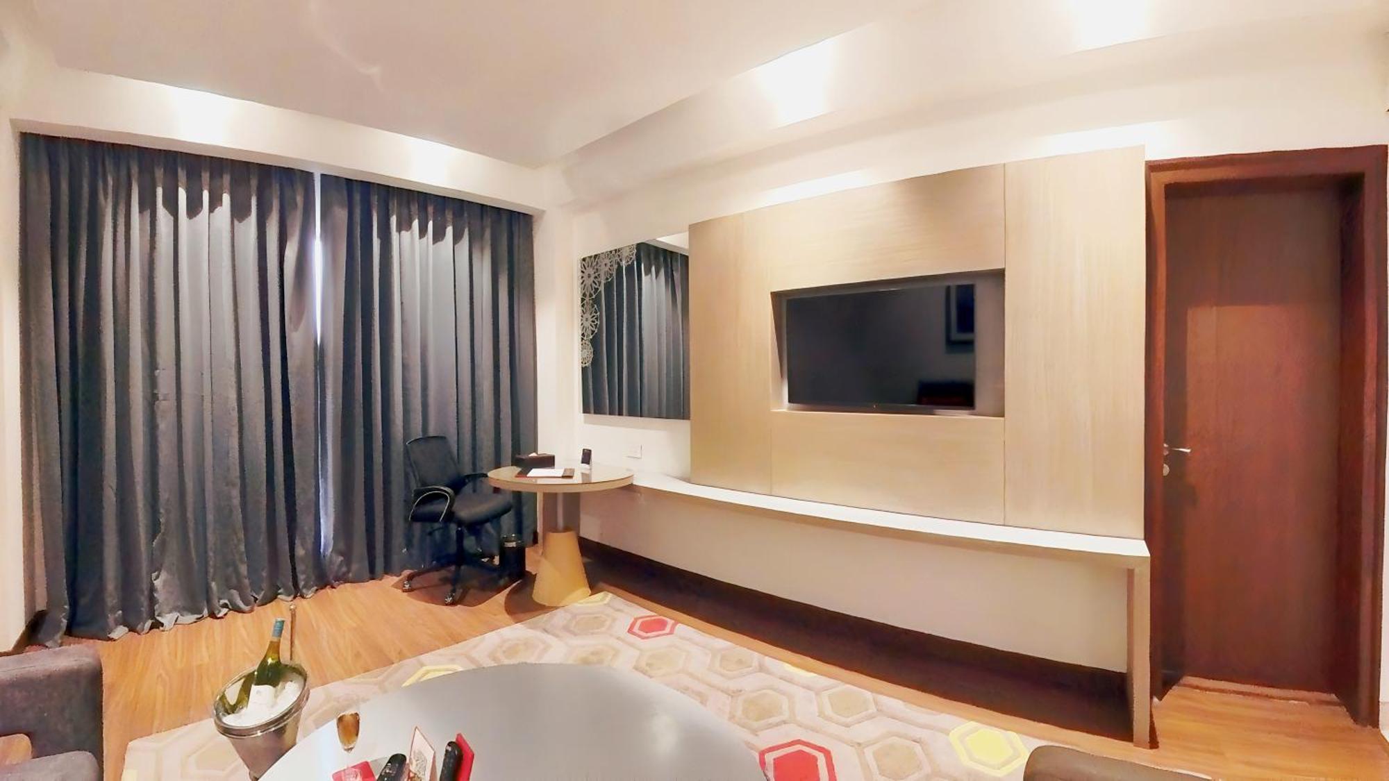 One-Bedroom Queen Suite Non-Smoking on food beverages | Complimentary one way airport transfer until 30th Sep