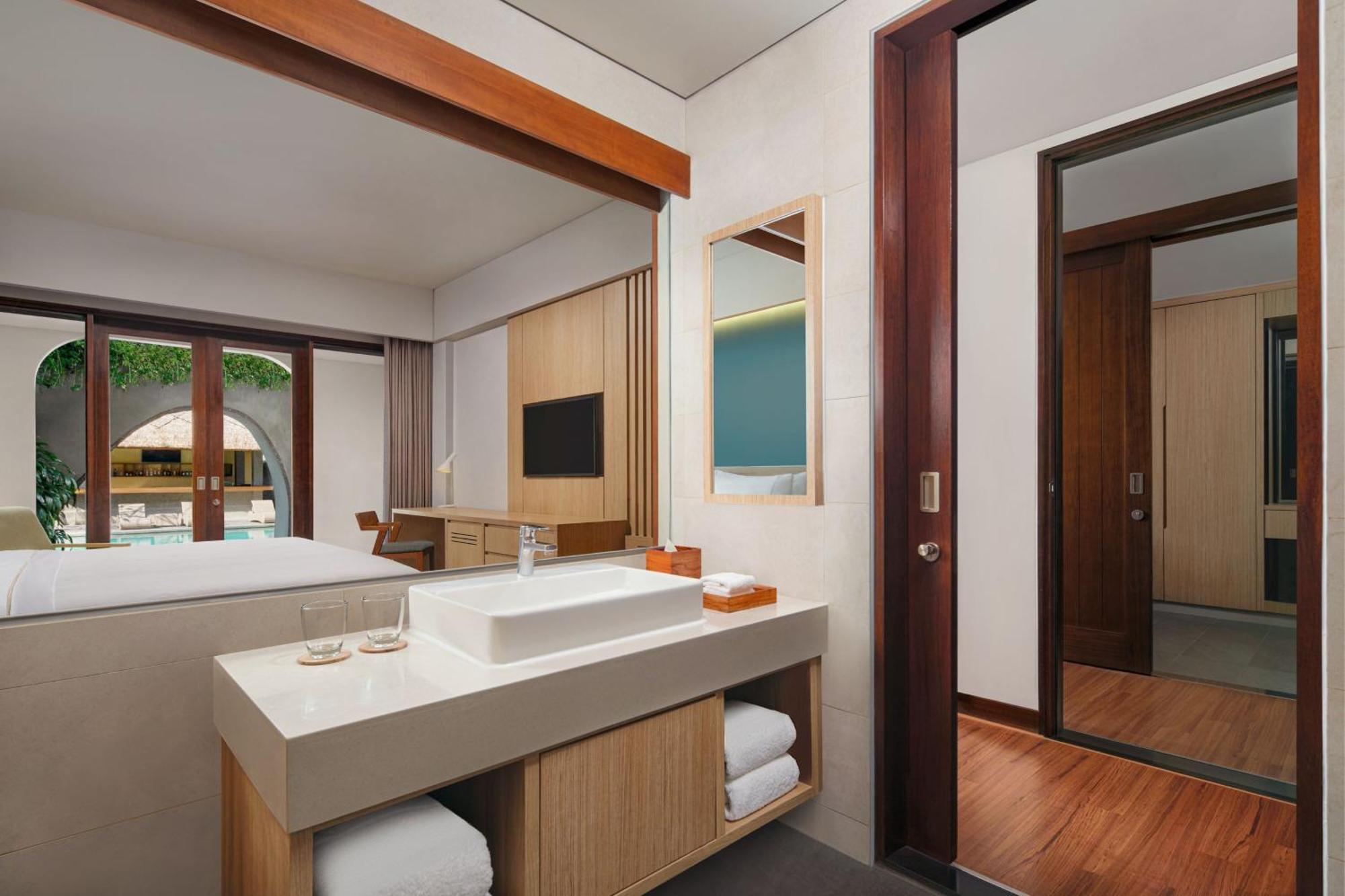 Deluxe King Room Pool Access Garden Level Mini Bar Daily Shuttle to Monkey Forest Daily Yoga Bike to borrow Family Activity 24 Hour access to Motion Fitness Center