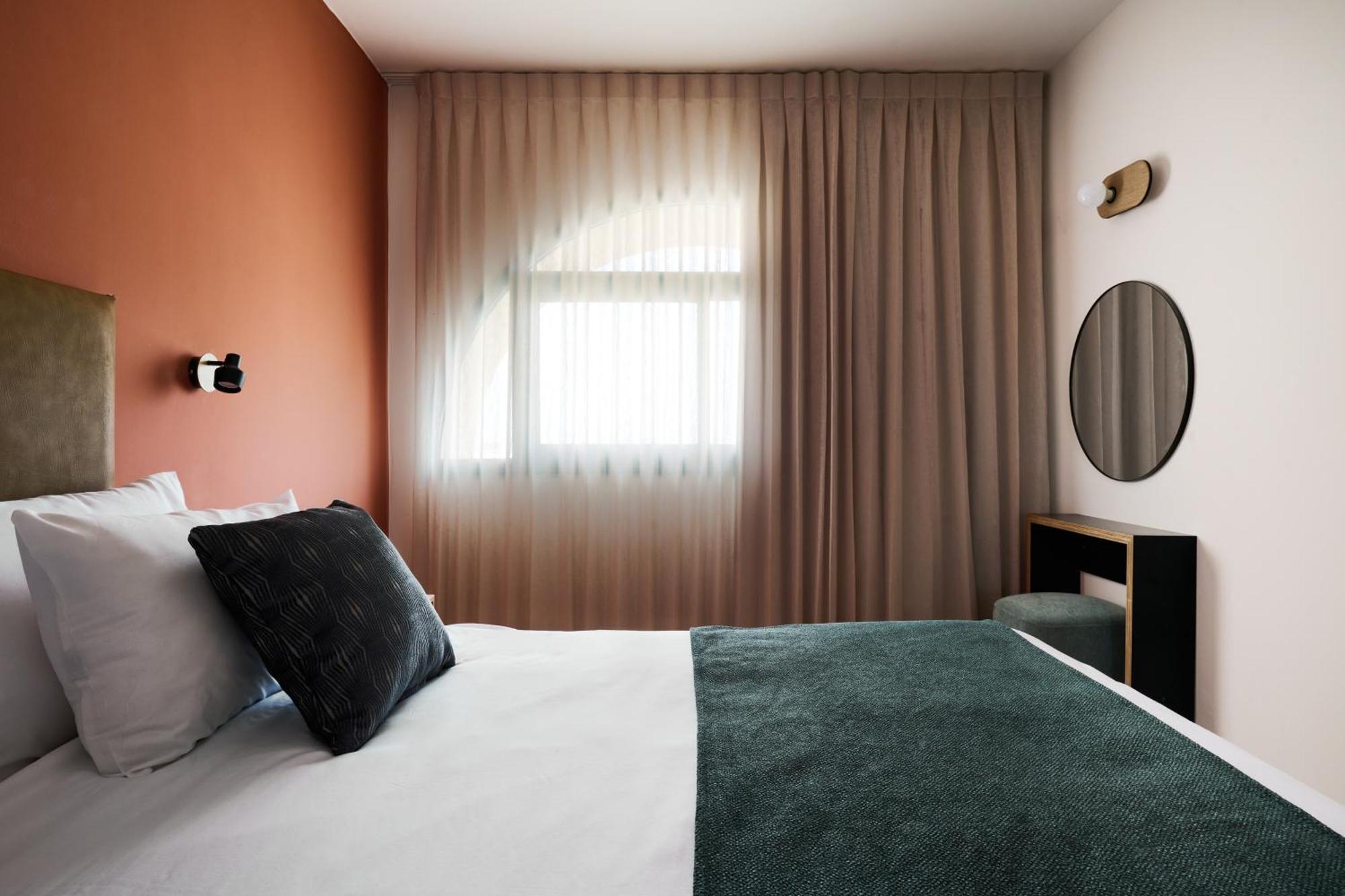 Suite de 1 dormitorio con balcón y vistas a la piscina