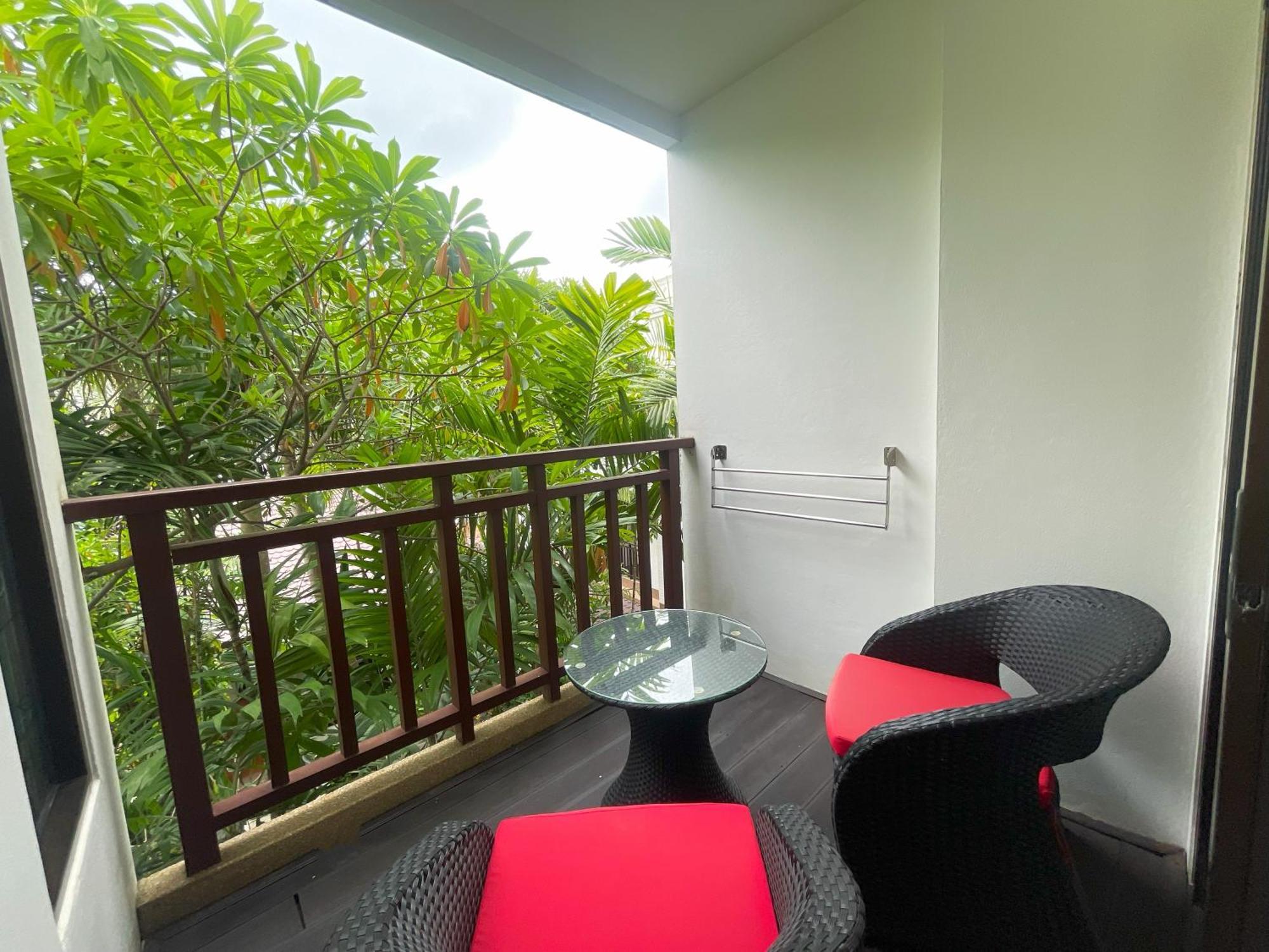 Deluxe Zimmer mit Kingsize-Bett, Balkon und Gartenblick
