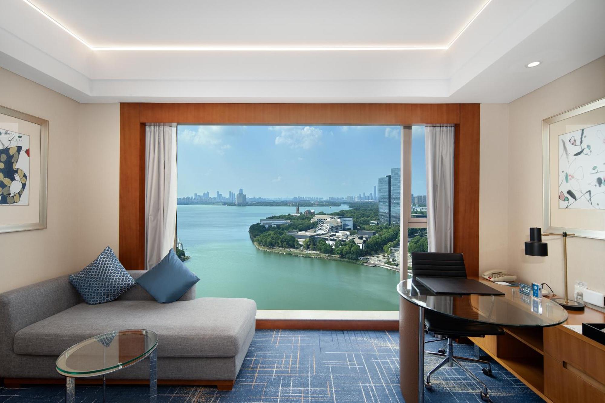 Lake View King Room