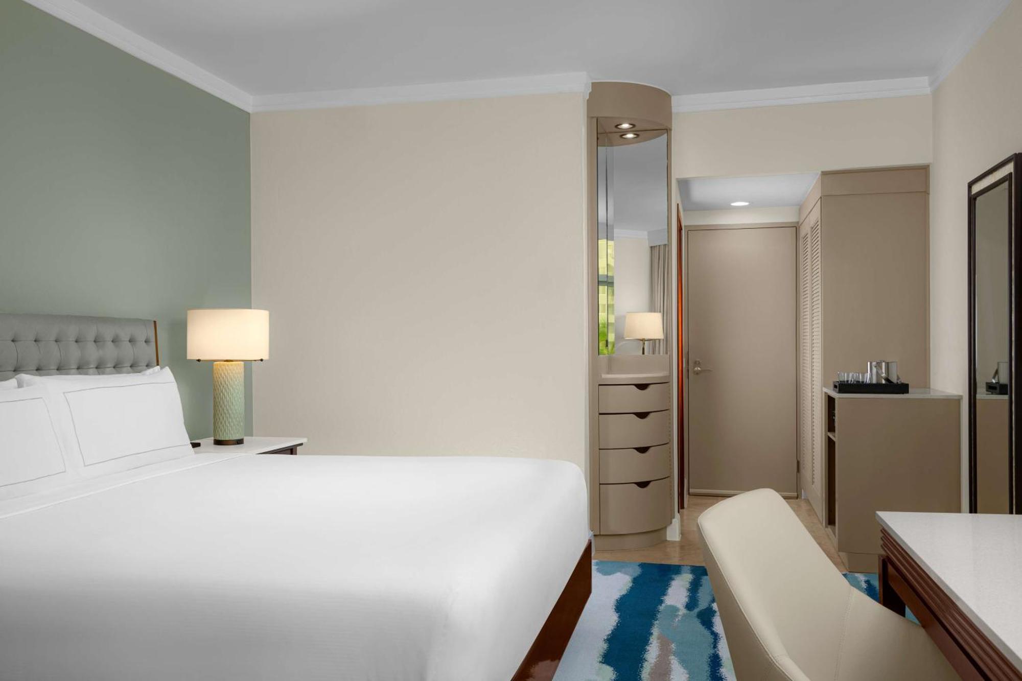 Quarto Curacao Tower com 2 camas de casal e vista limitada