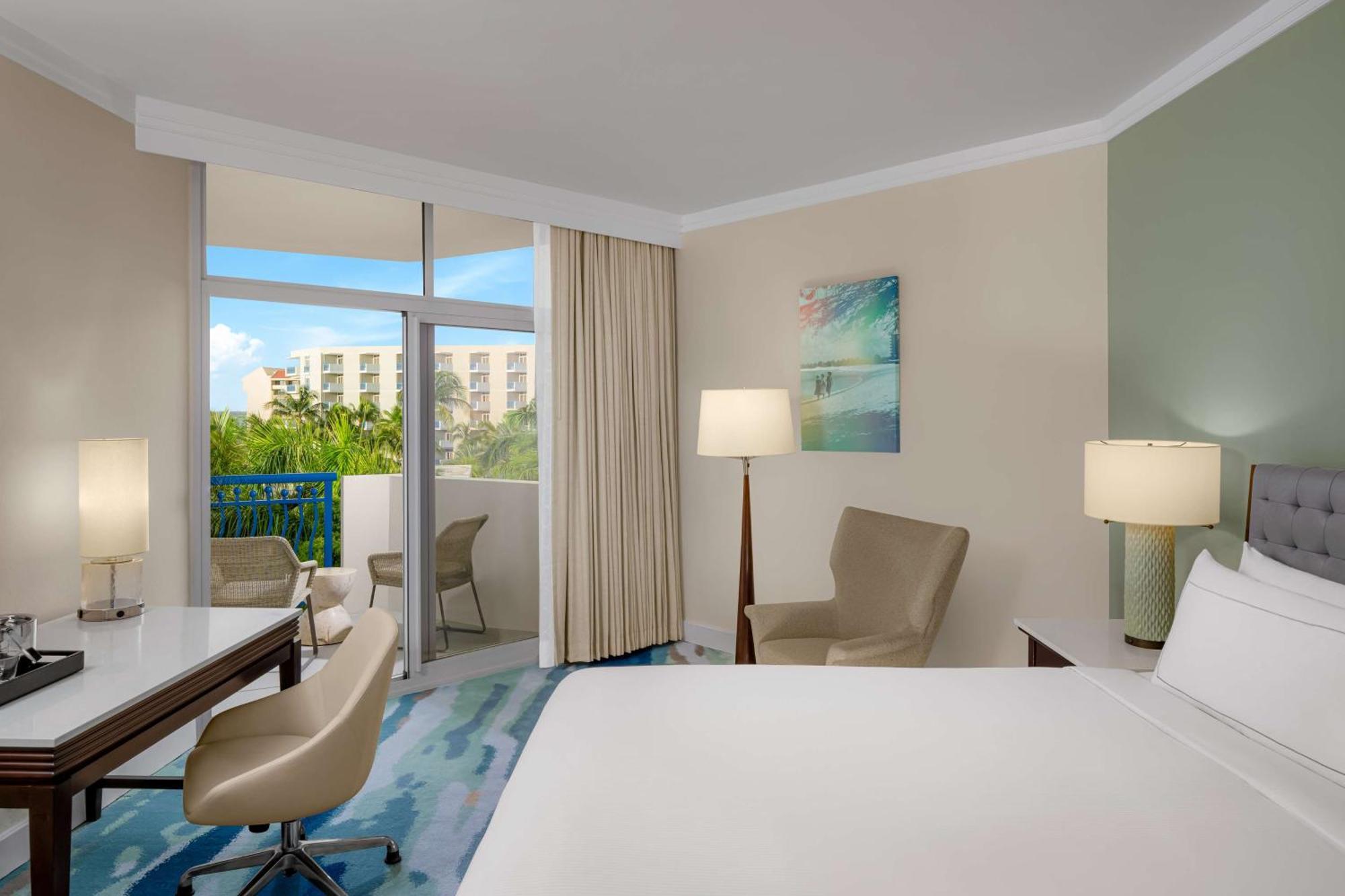 Quarto com cama king-size e vista do mar/torre