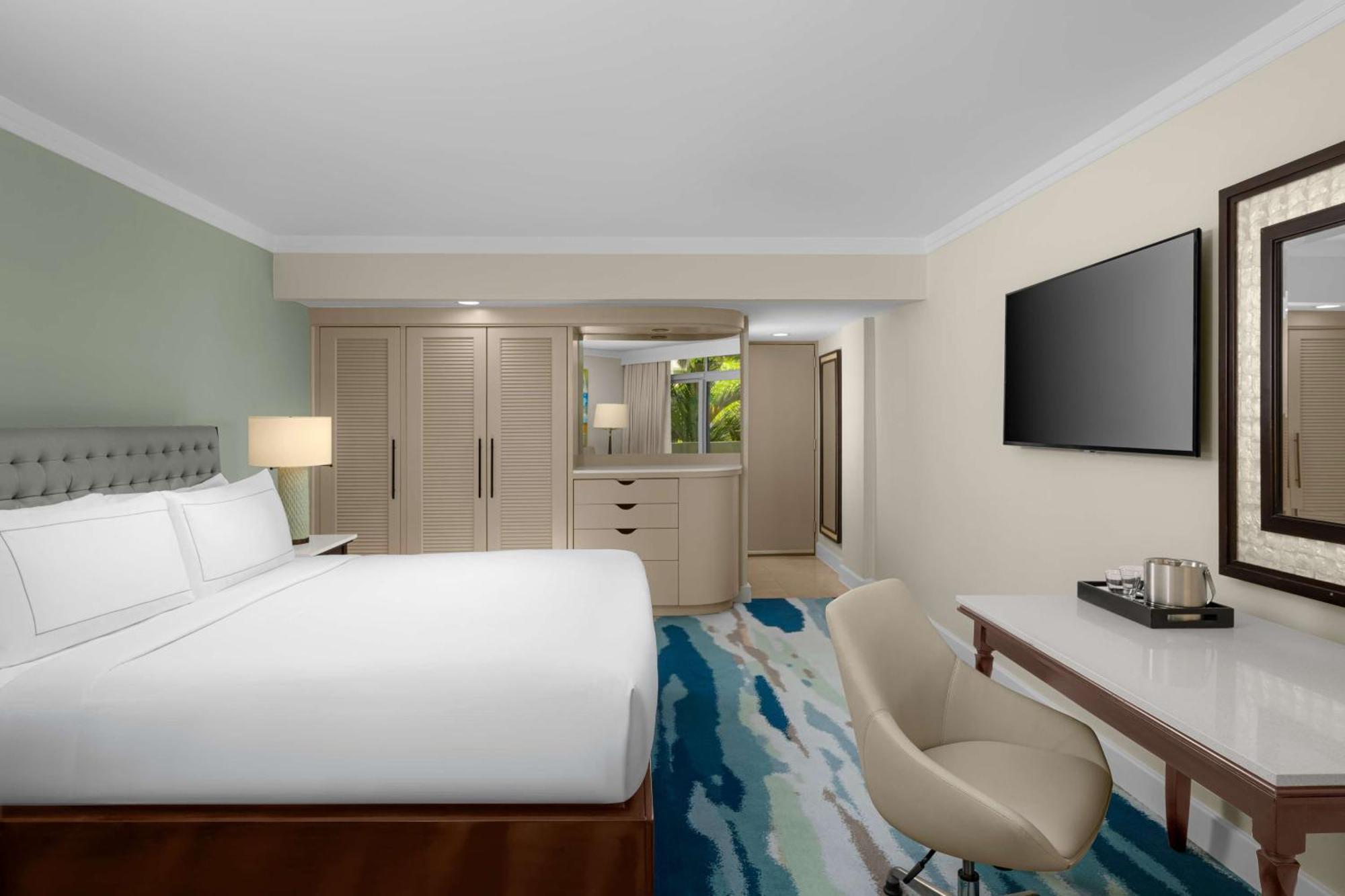 Quarto com cama king-size e vista do jardim/torre