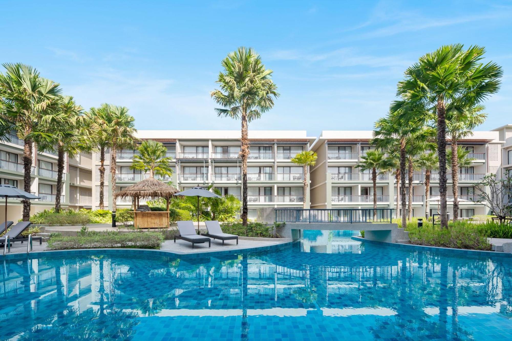 Chambre Lit King-Size avec Vue sur Piscine - Accès à la Piscine