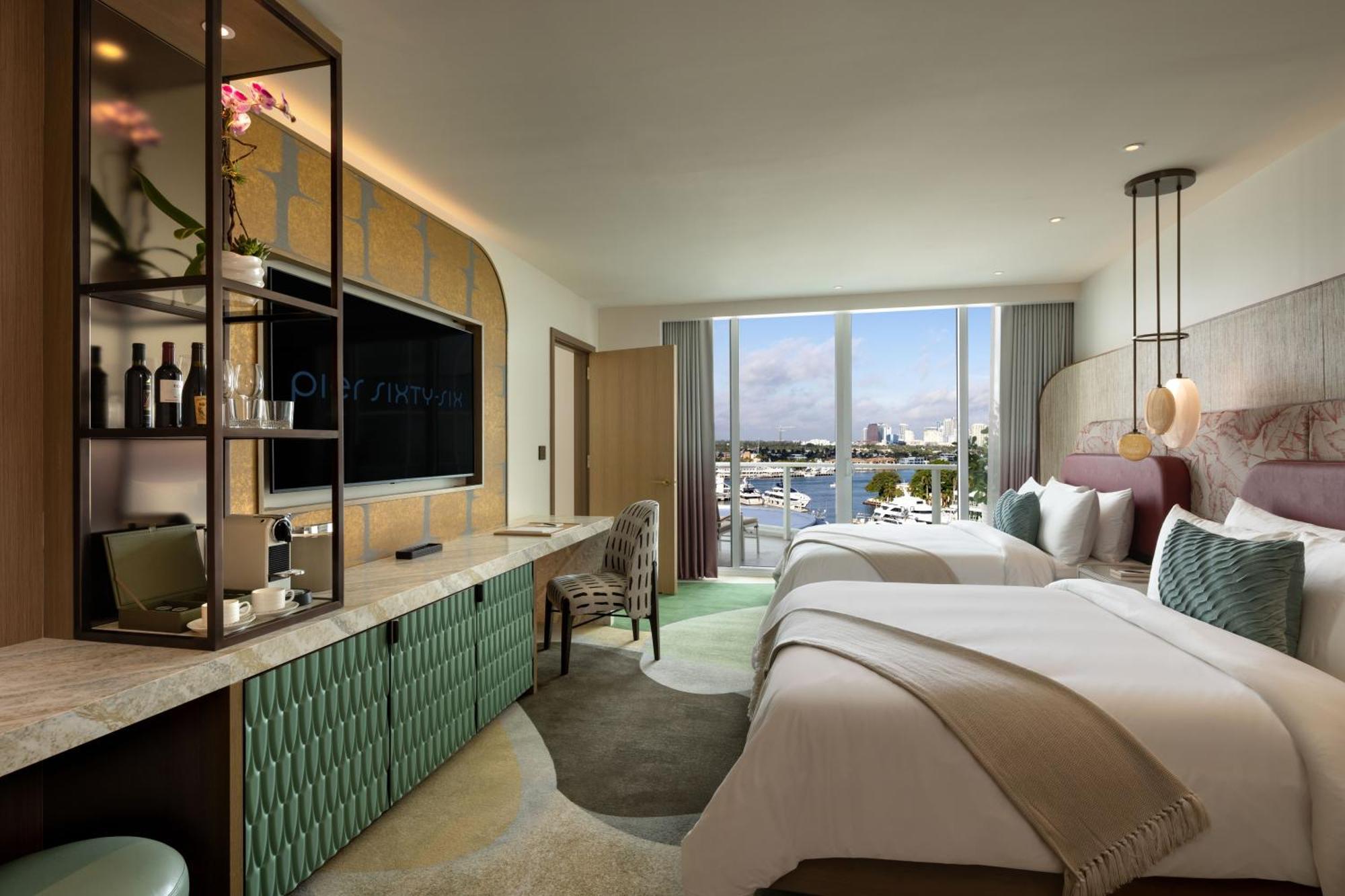 Kamer met twee queensize bedden en uitzicht op het resort - Toegankelijk voor mensen met een lichamelijke beperking