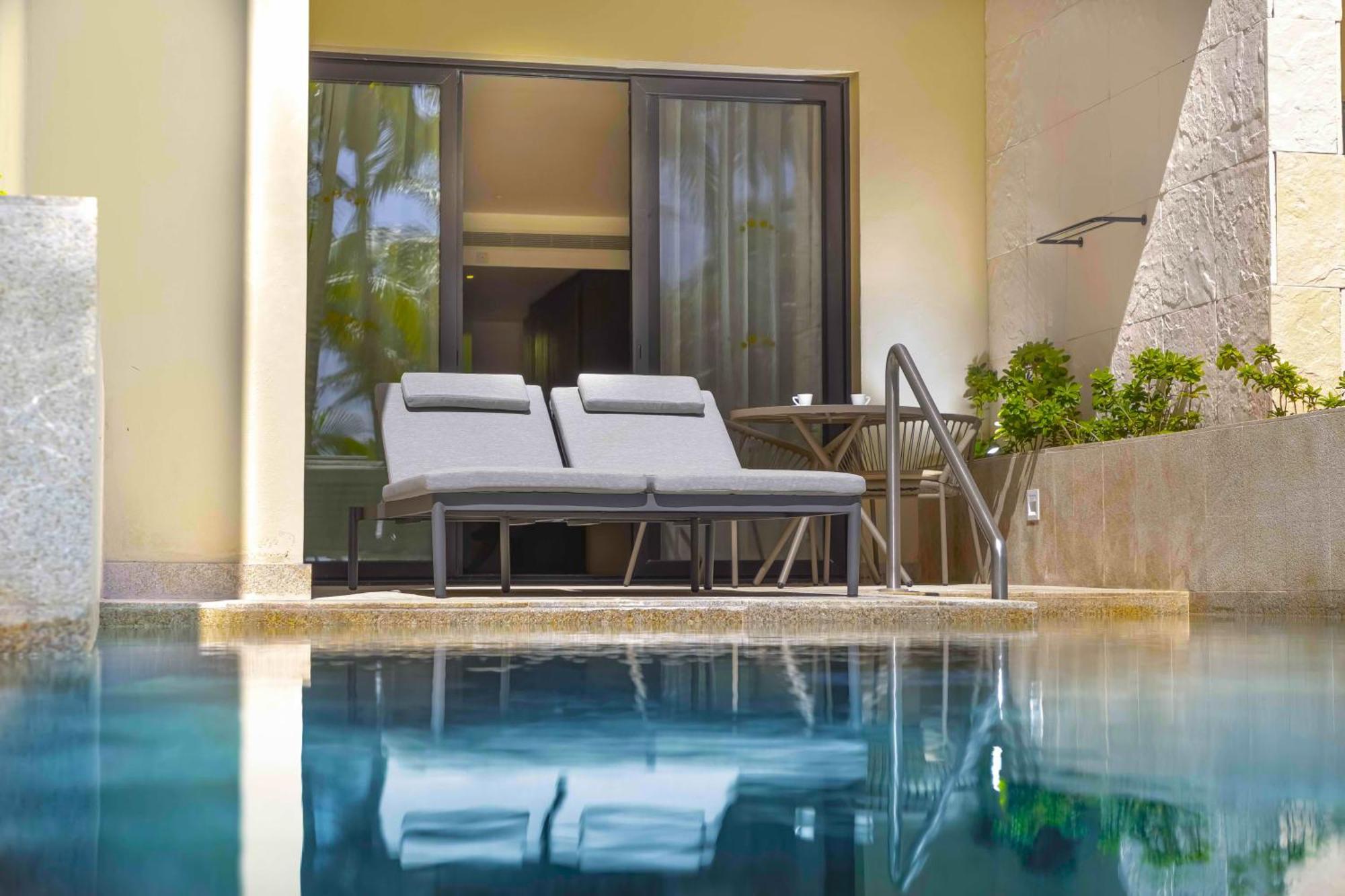Family Selection Junior Suite Swim Out Beachfront