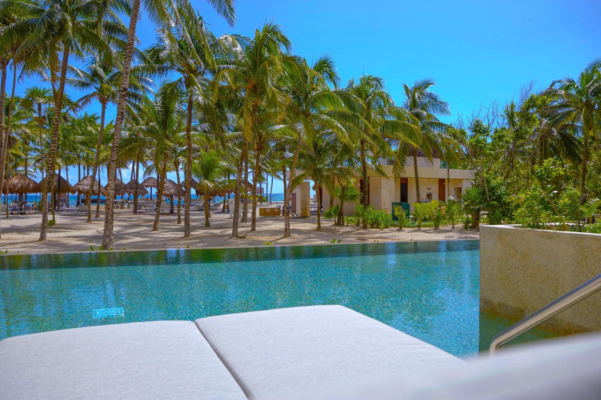 Family Selection Junior Suite Swim Out Beachfront