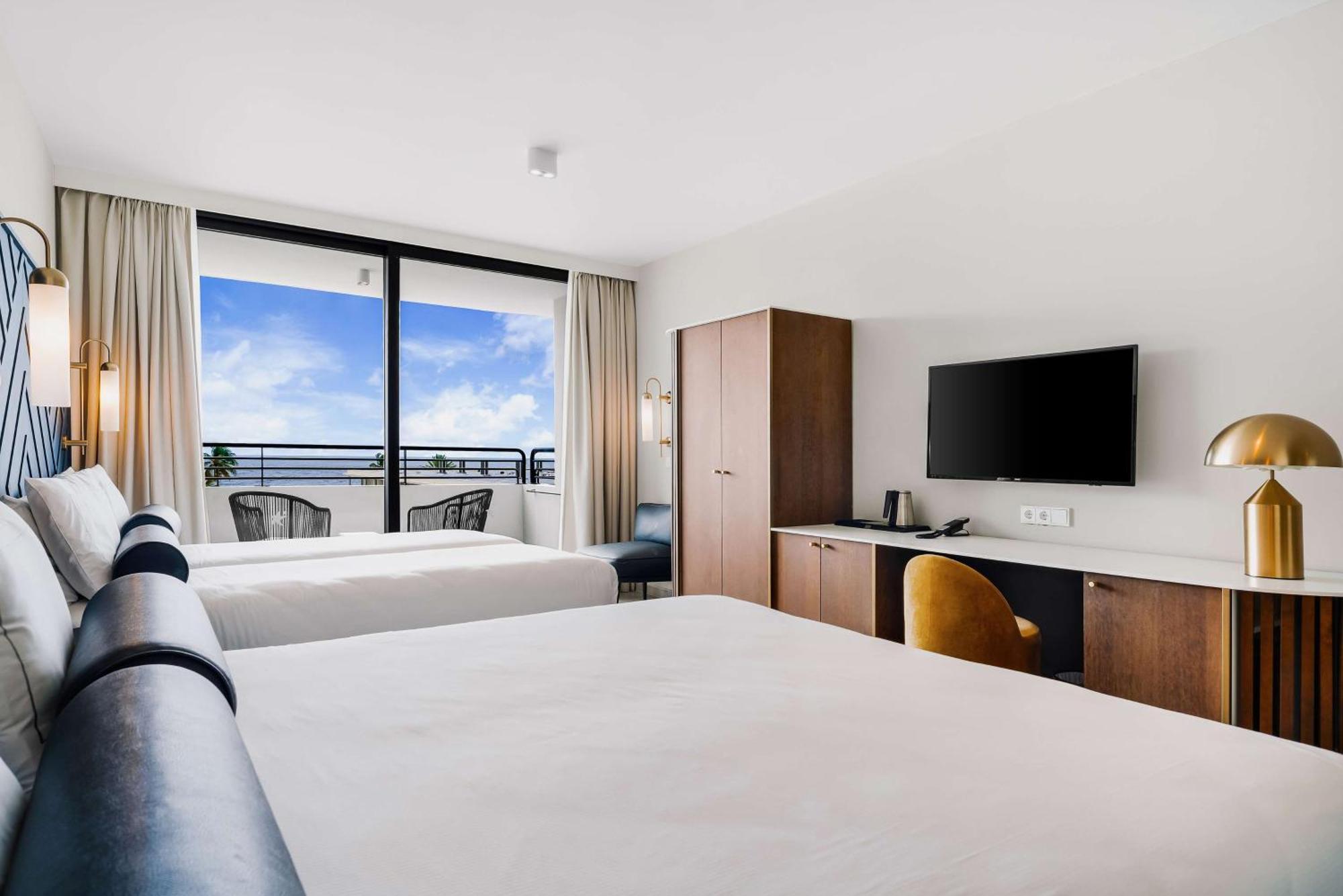 Zimmer mit Kingsize-Bett, 2 Einzelbetten und Meerblick