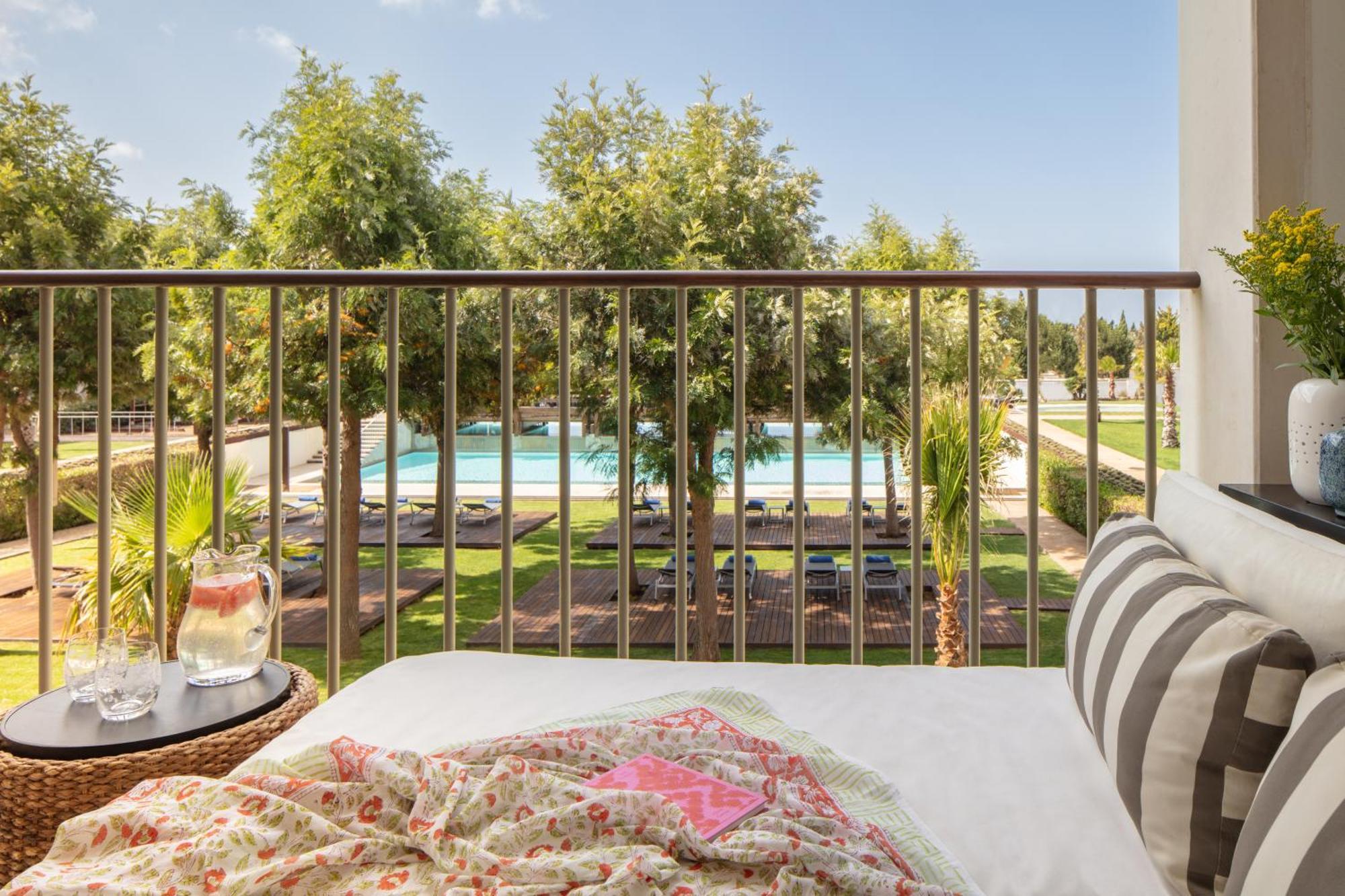 Deluxe Zimmer mit Kingsize-Bett und Balkon mit Poolblick