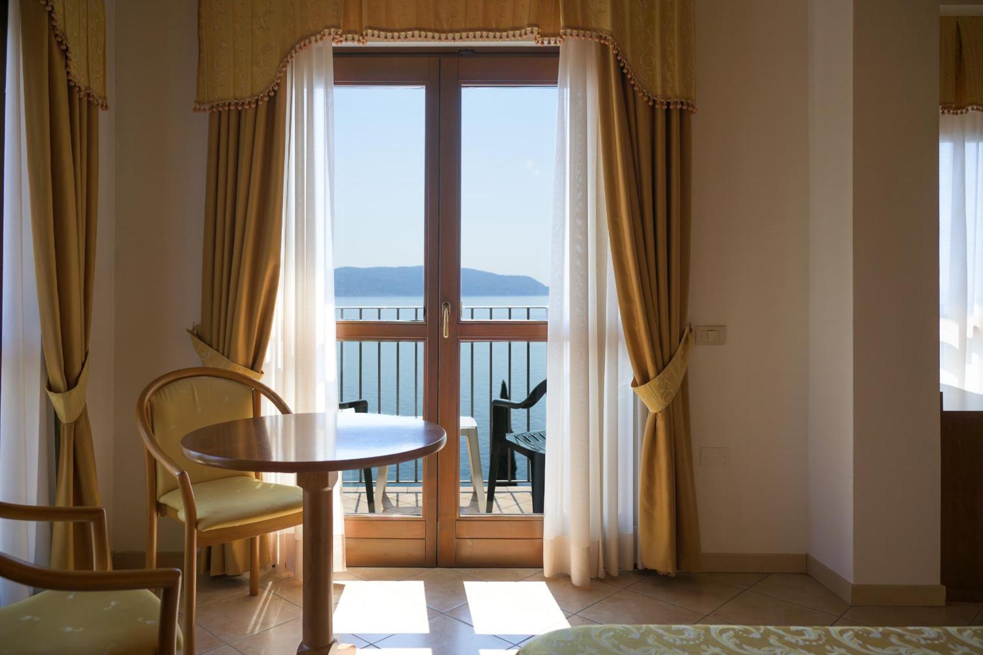 Twin Room with Balcony or Terrace and Lake View
