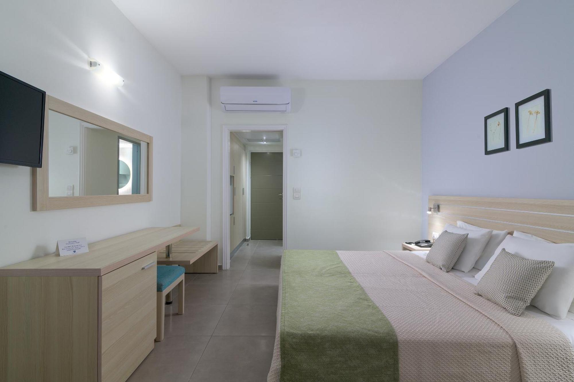 Zweibettzimmer mit Poolblick