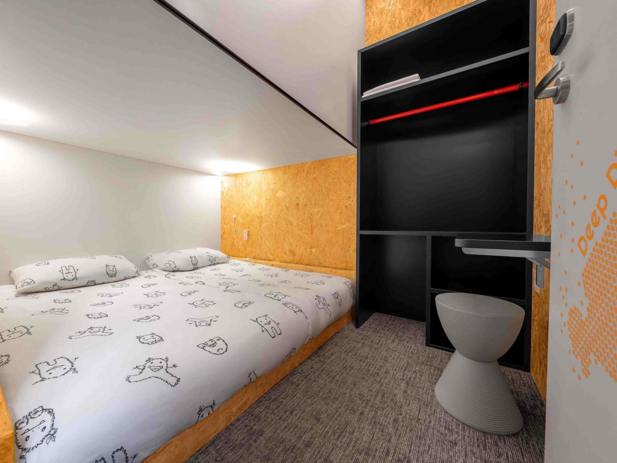 Hütte mit Doppelbett und Gemeinschaftsbad – untere Ebene