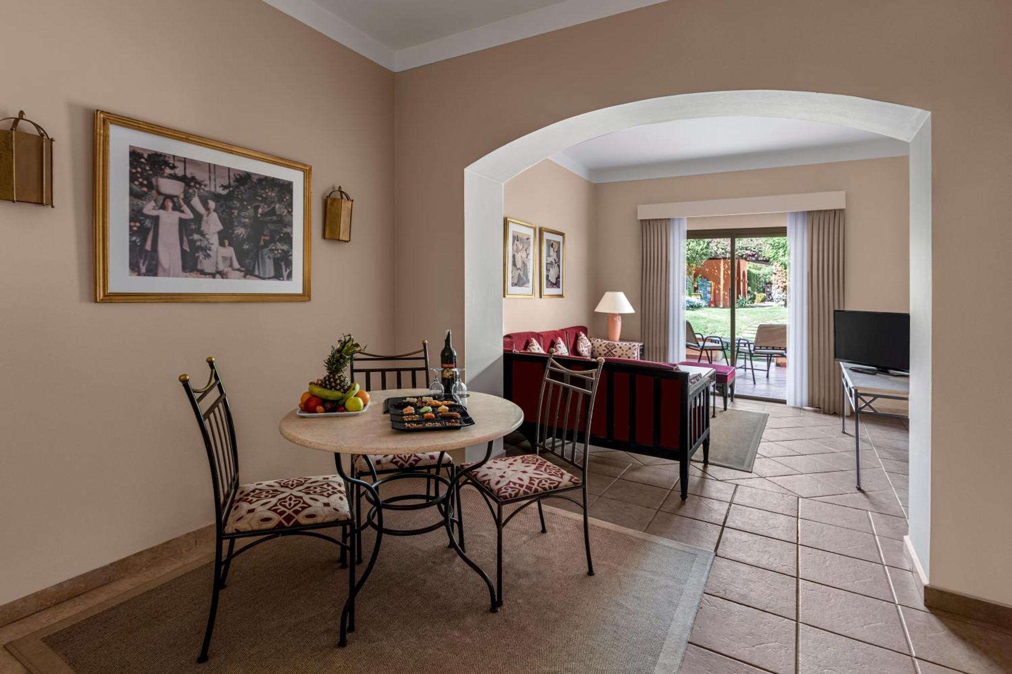 Ferienwohnung mit 1 Schlafzimmer mit 2 Einzelbetten und Gartenblick