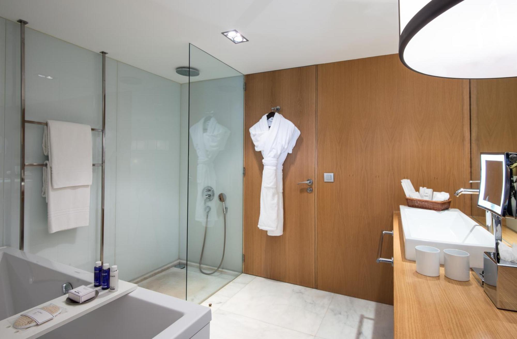 Familiensuite mit 2 Schlafzimmern mit Kingsize-Bett und 2 Einzelbetten