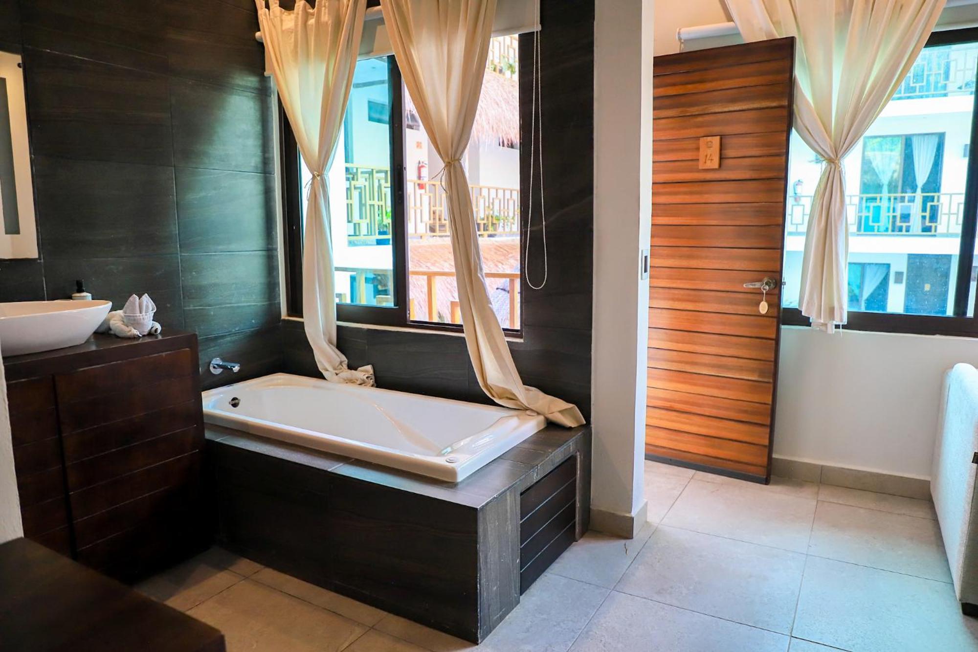 Deluxe Room,1698382577:JPEG