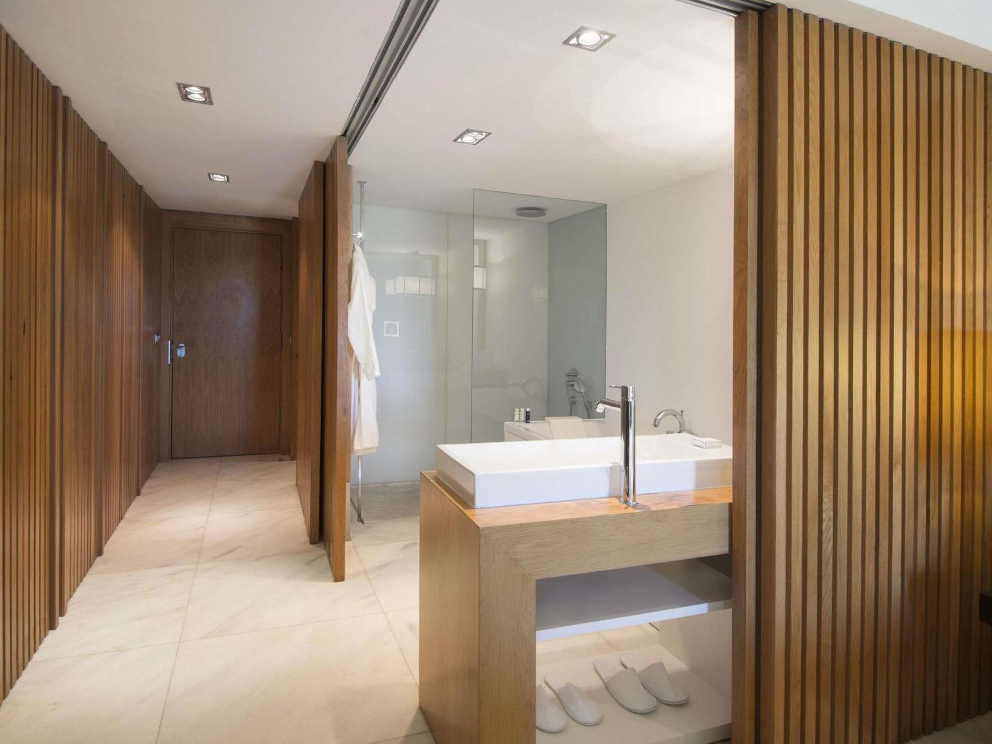 Signature Zimmer mit Kingsize-Bett, Balkon und Zugang zum Pool