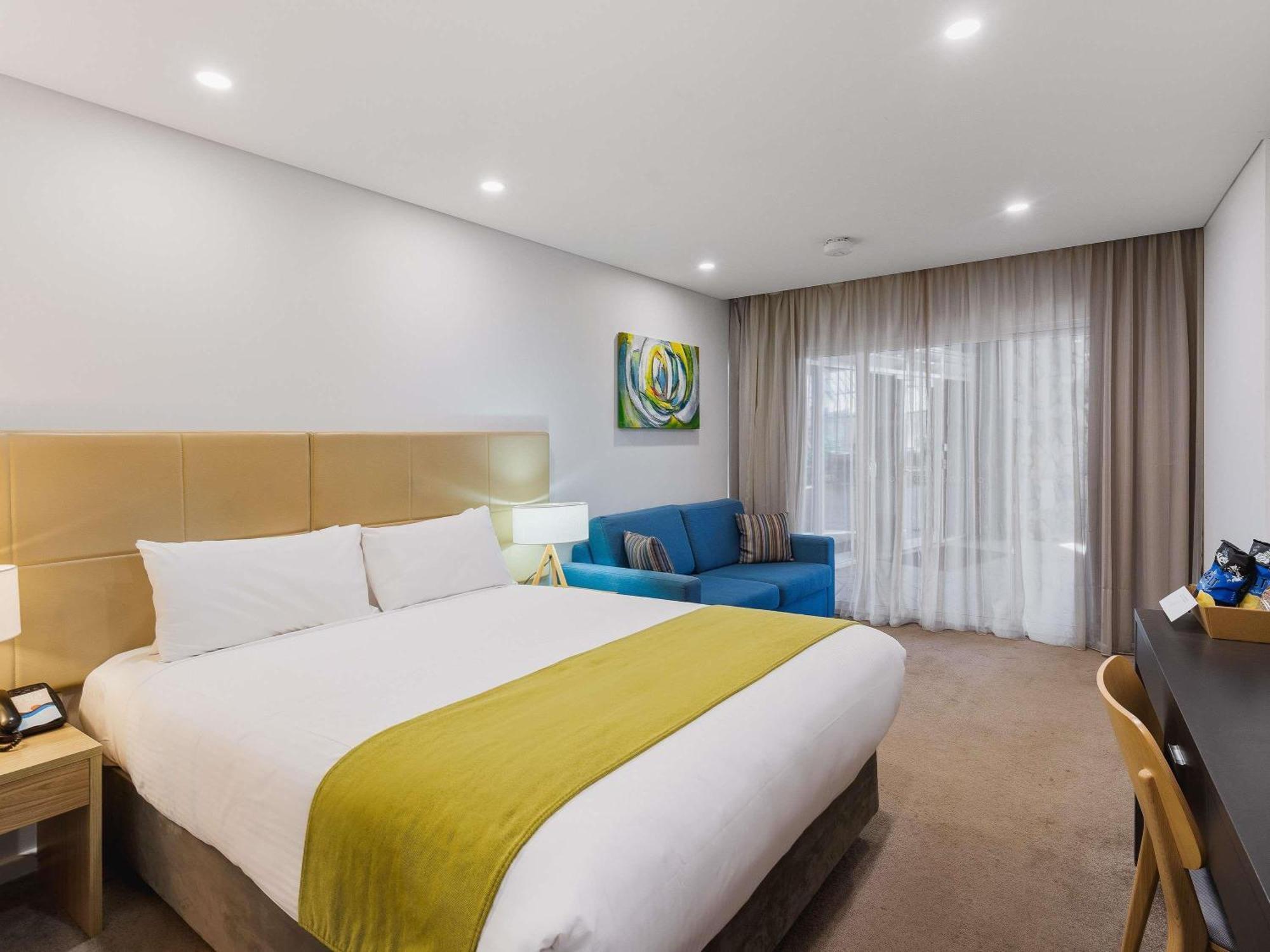 Standard Room One Queen Bed Pool Side,1717039634:JPEG