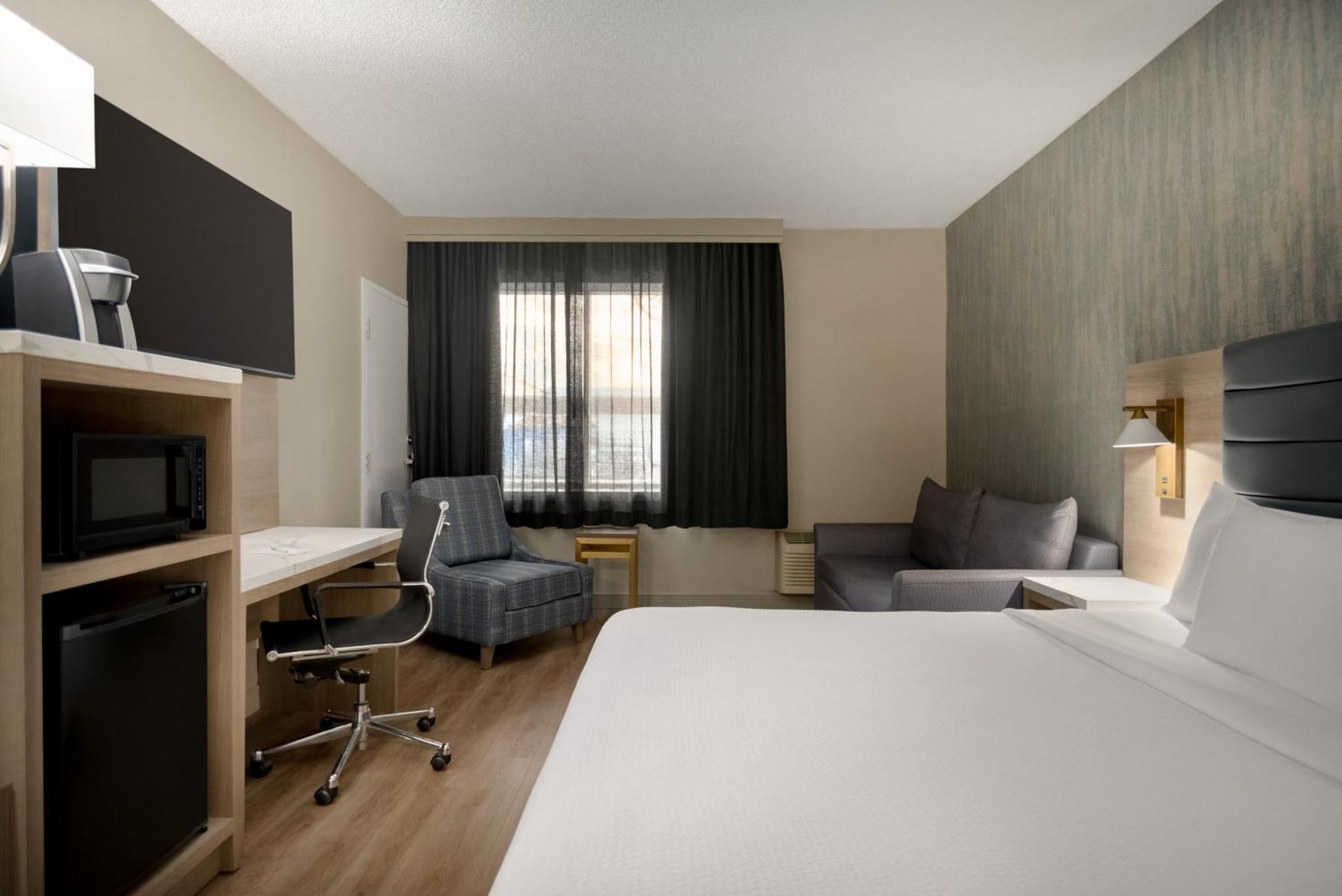 King Room with Fridge - Non-Smoking