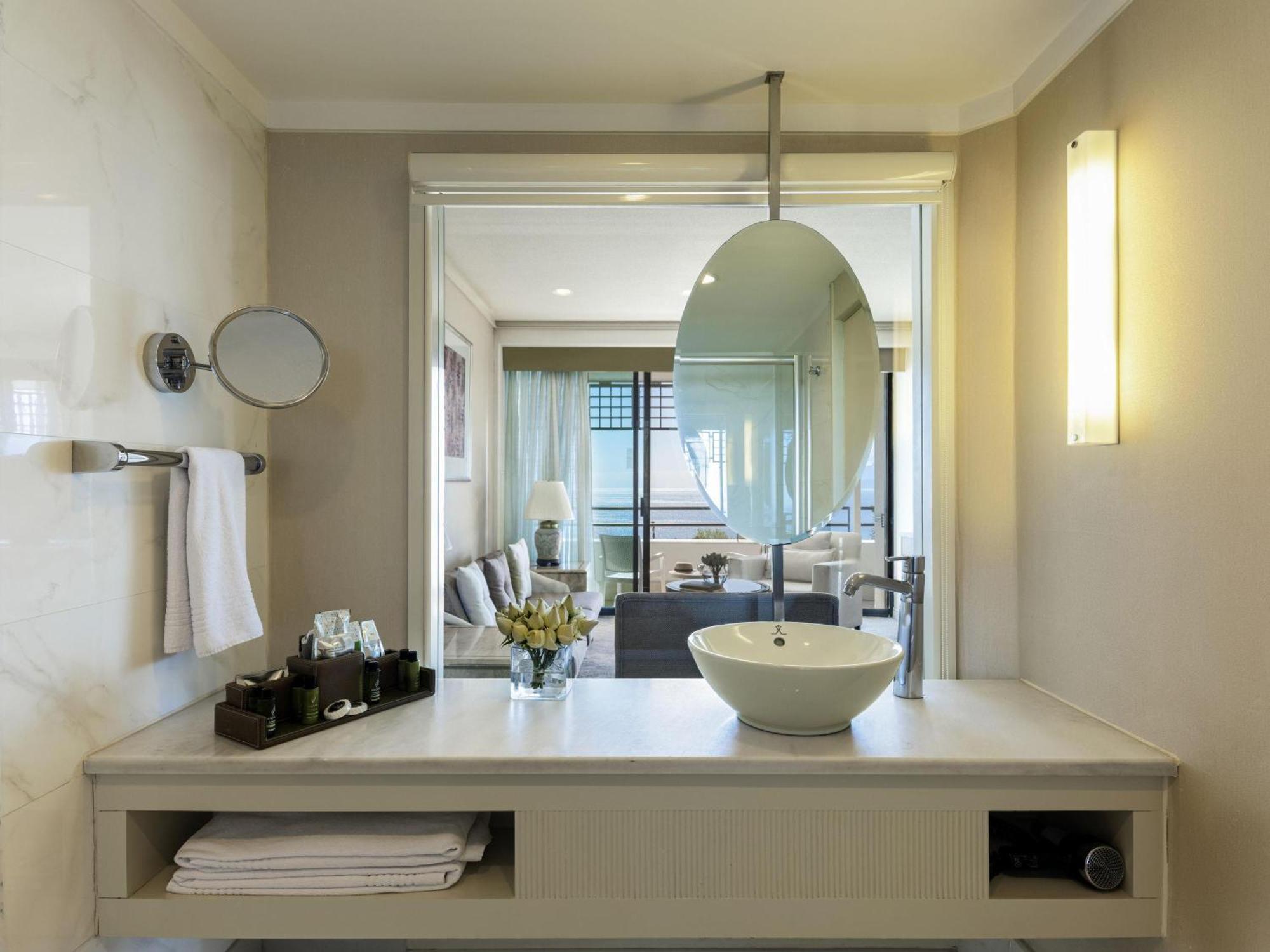 Familiensuite mit Kingsize-Bett, 2 Einzelbetten, Terrasse und Stadtblick