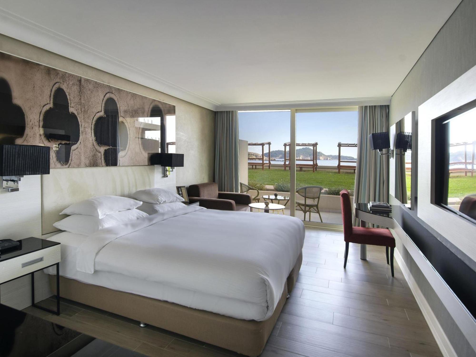 Superior Double Room with Garden View and Partial Sea View
