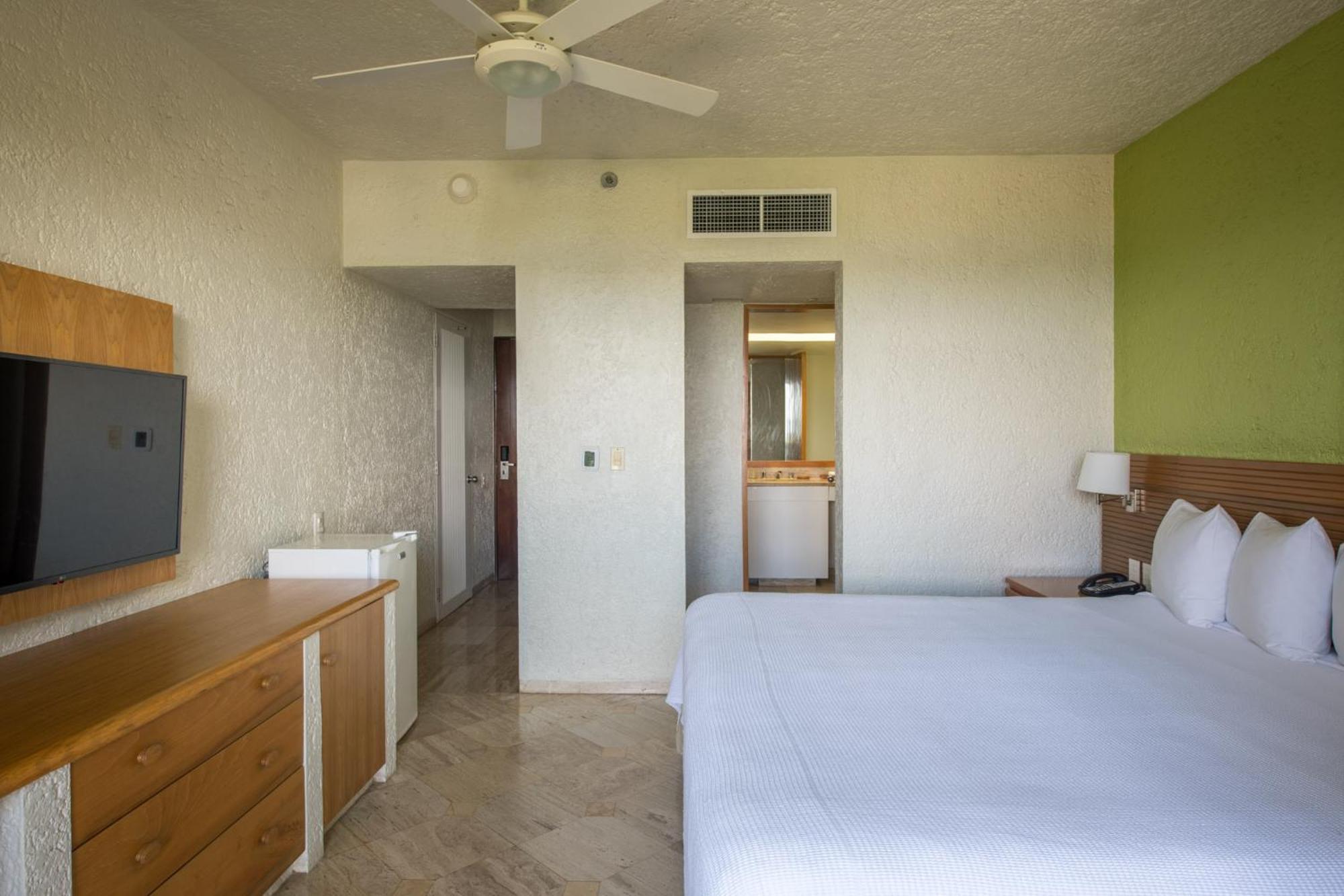 Classic One-Bedroom King Suite with Sofa Bed, Balcony, Jacuzzi and Garden View