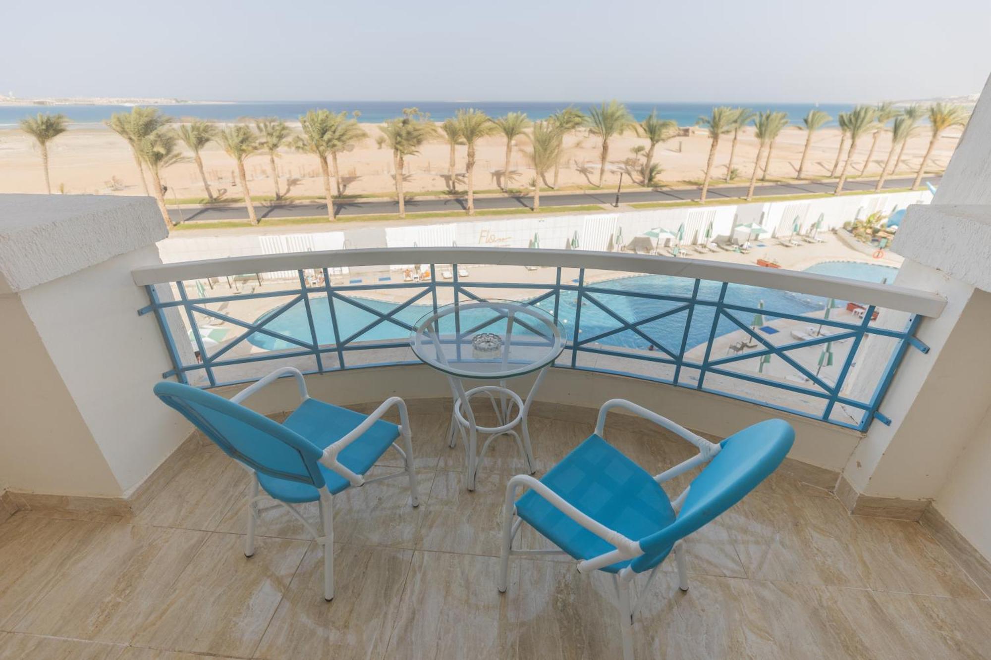 Hébergement Deluxe - Vue sur Piscine ou Vue Latérale sur Mer