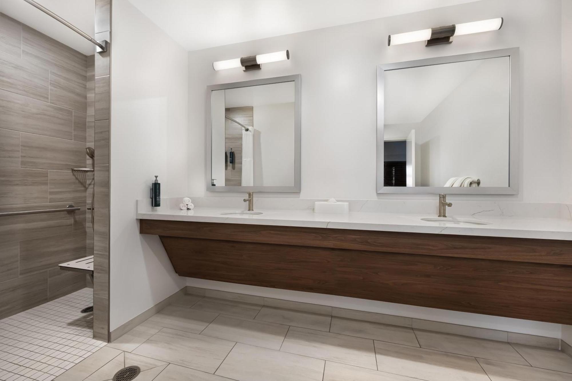 2 BEDROOM 2 KINGS DELUXE SUITE ROLL IN SHOWER,1758295290:JPEG